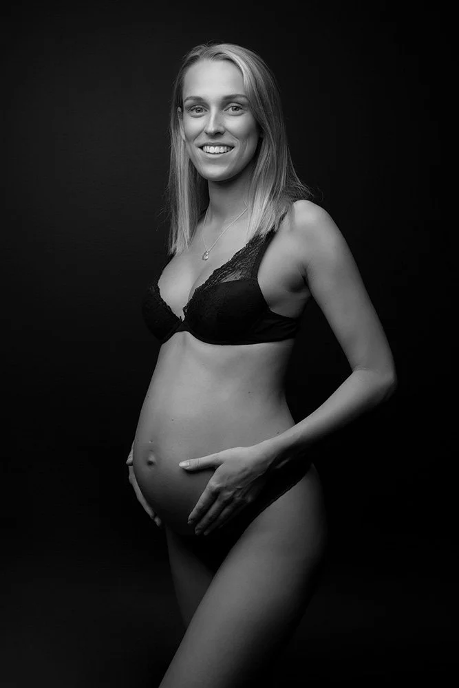 Gravidfotografering svartvitt studio underkläder
