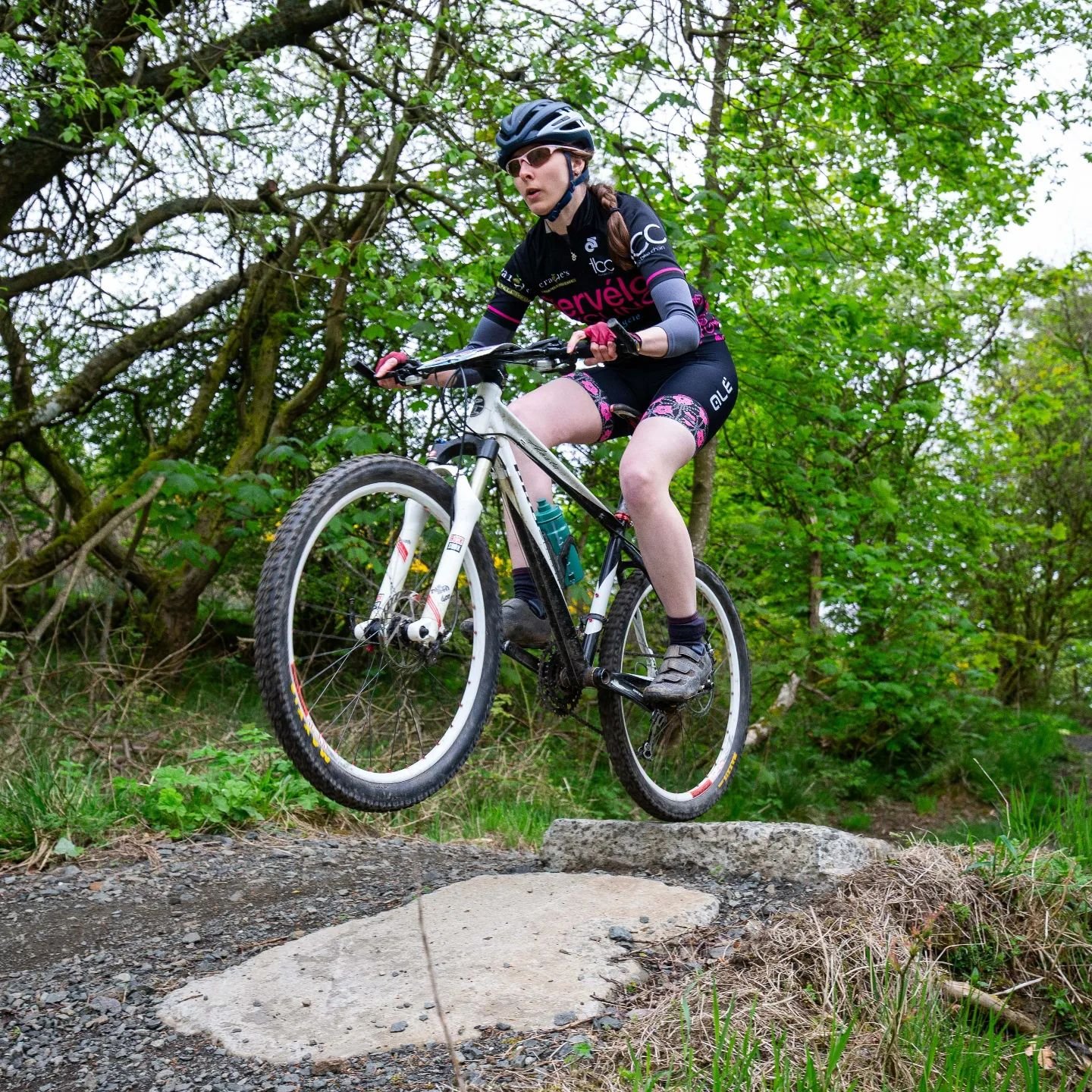 @eat_on_alice flying into the weekend After her podium last week on the flat and fast Lochore Meadows XC course!!

Keep an eye out for more Hervelo jerseys this weekend at @gravelfoyle_events Grand Old Dukes 👀

#womensmtb #gravelbike #cyclingedinbur