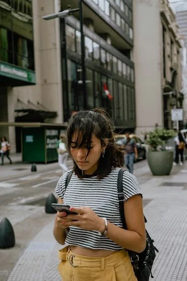 Why You Overthink Text Messages in Dating (And How to Stop Spiraling)