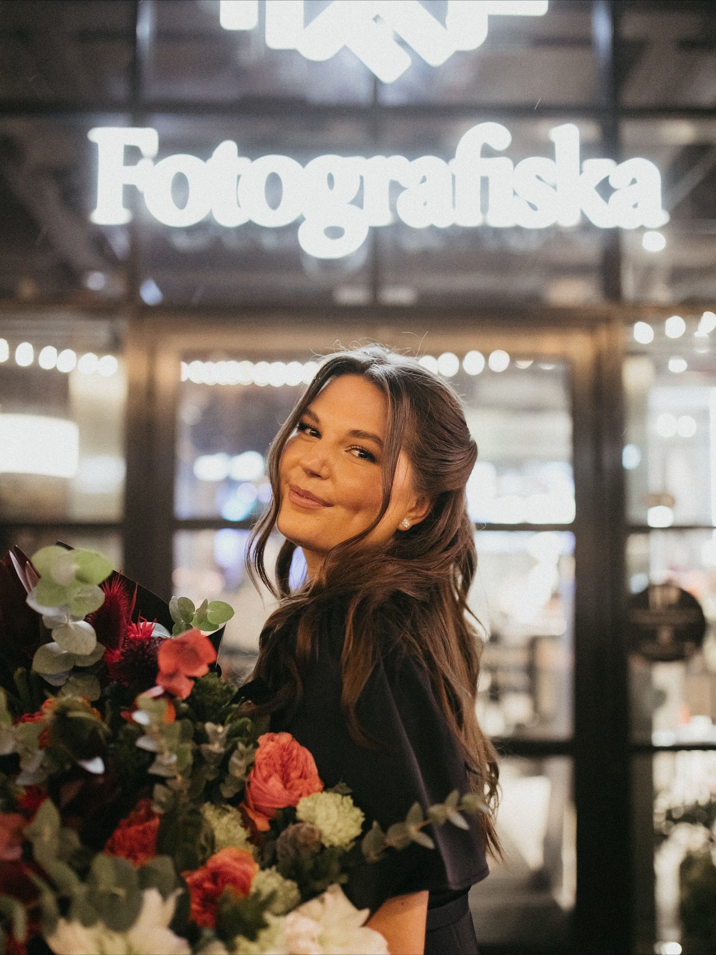 T&auml;iesti EBAREAALSELT v&auml;gev &otilde;htu!! Mu sees on nii tohutu t&auml;nu absoluutselt iga inimese osas, kes sellesse n&auml;itusesse ja avamisse panustasid (me tegimegi selle &auml;raa!) &amp; k&otilde;ikide osas, kes avamisele j&otilde;uds