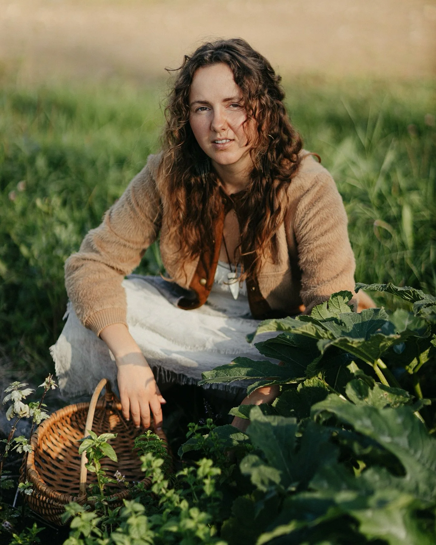 I&rsquo;m back at work, so you can expect to see more portraits here again 🦋

This collection is from my visit to the incredible @kaasiku_kart farm @vanakaasiku 

It was a warm autumn day.. still so full of color, with the scent of campfires lingeri