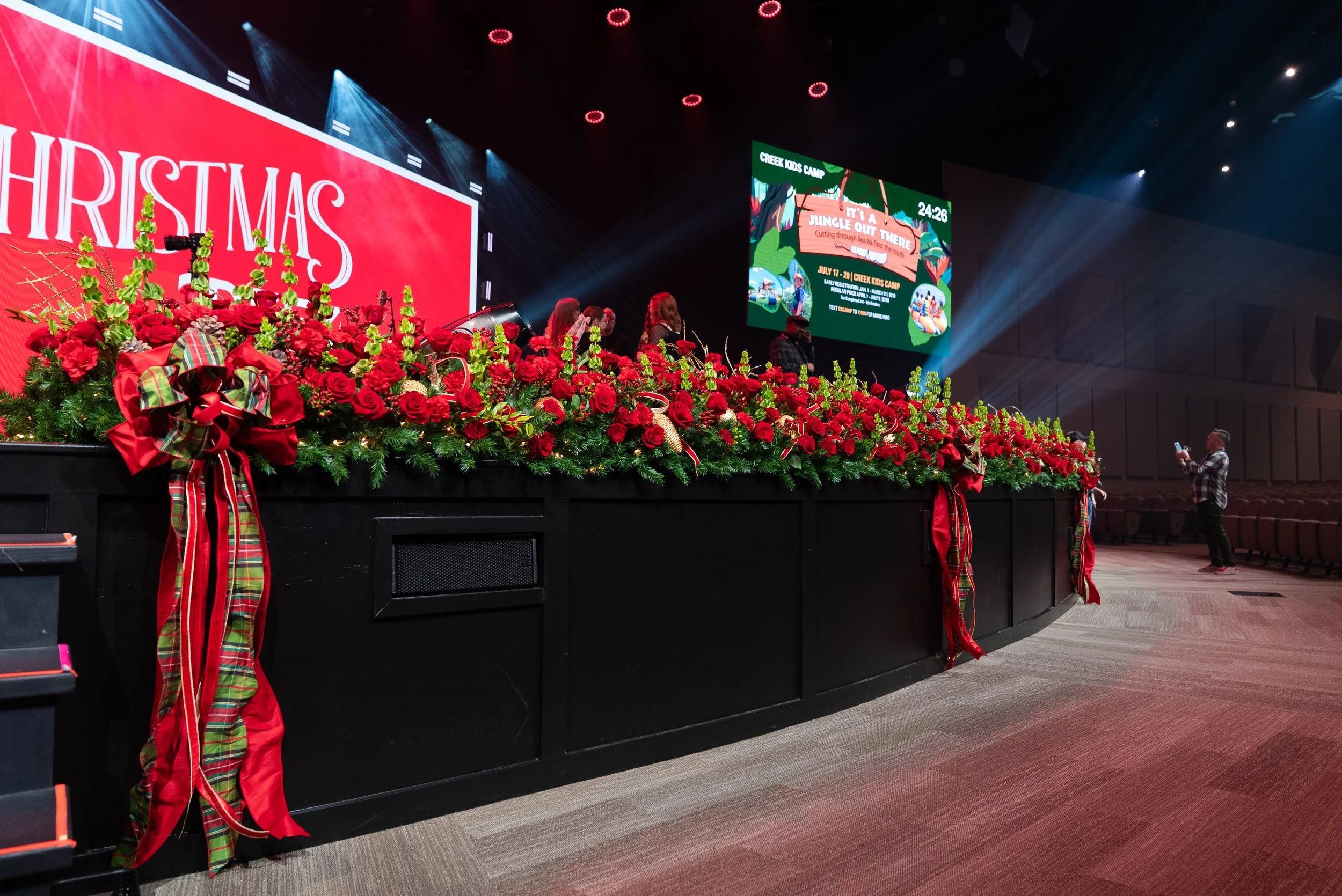christmas-eve-flower-decor_55003915783_o.jpg