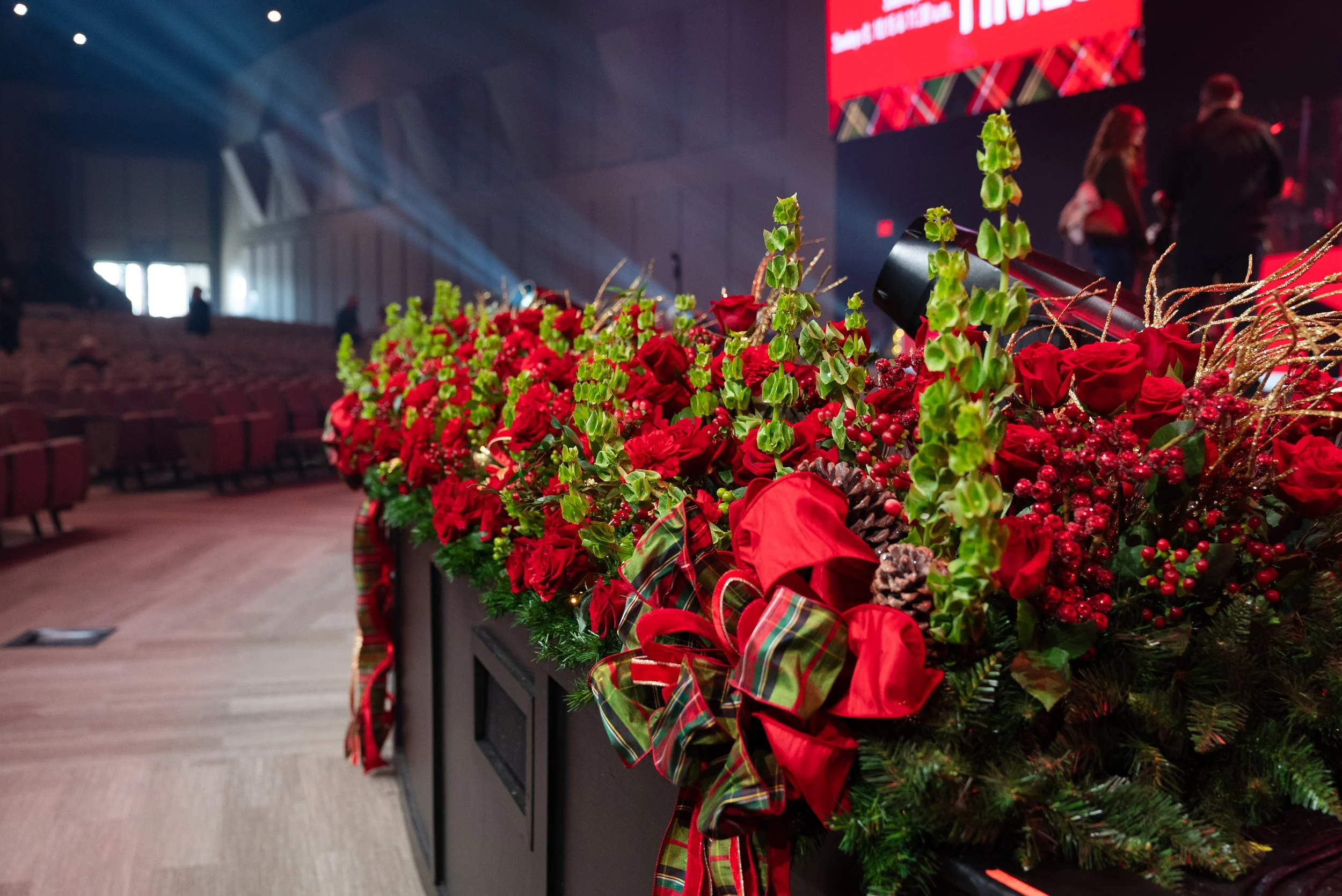 christmas-eve-flower-decor_55003749081_o.jpg