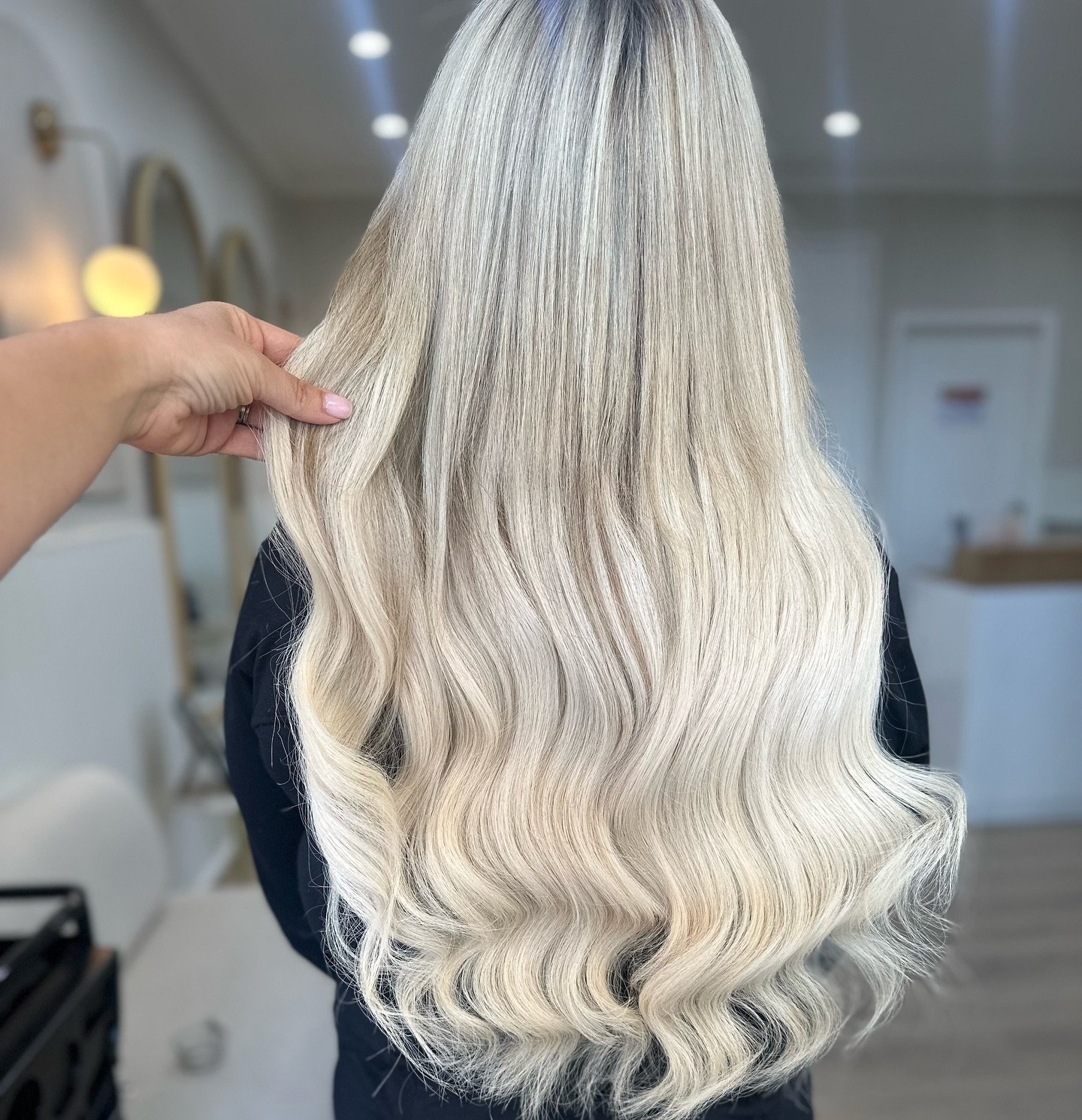 Blonder with just extensions 🤩 (this can only be done with certain shades / base colours, won&rsquo;t work with everyone) 

22&rdquo; 150 grams Russian hair beaded In 
Swipe to see before 🤩

#sydneyhairextensions