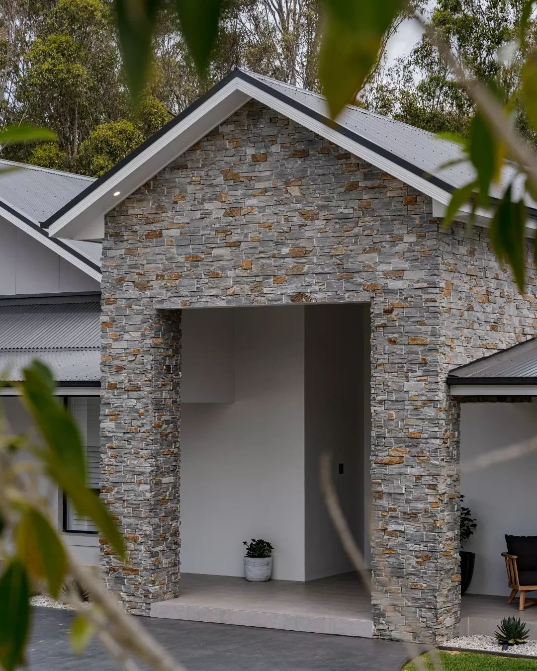 Home facade of our dreams!

We believe in the power of a home exterior to take your mind off the hustle and bustle of everyday life. As soon as you drive around the corner and see your home, it should feel like you've already taken your shoes off and