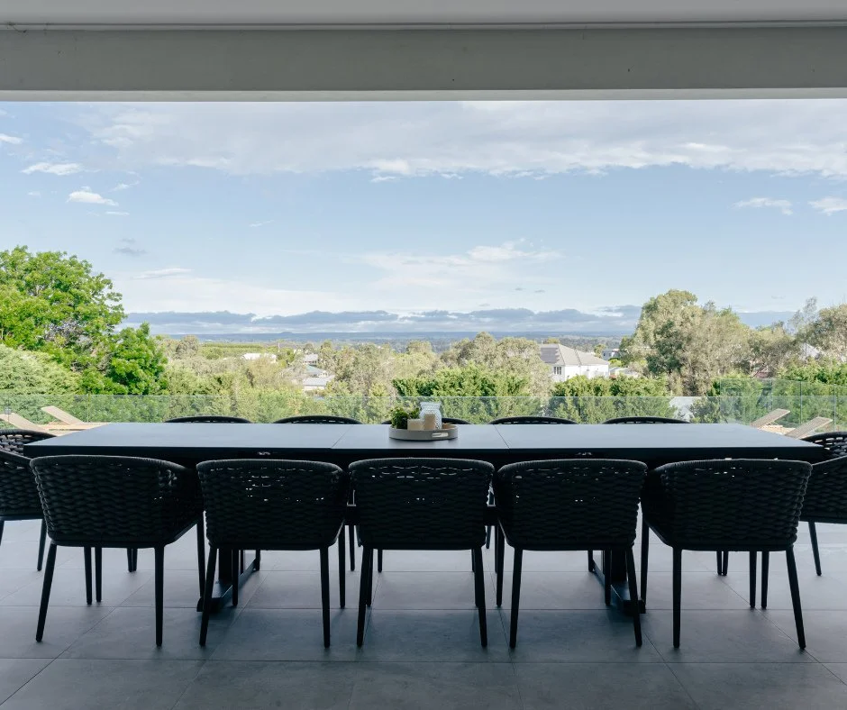 The perfect atmosphere for hosting friends and family. ⁠
⁠
This outdoor entertaining area has the perfect balance between a stylish finish and a homey feel! We know our clients are loving creating memories in this space.