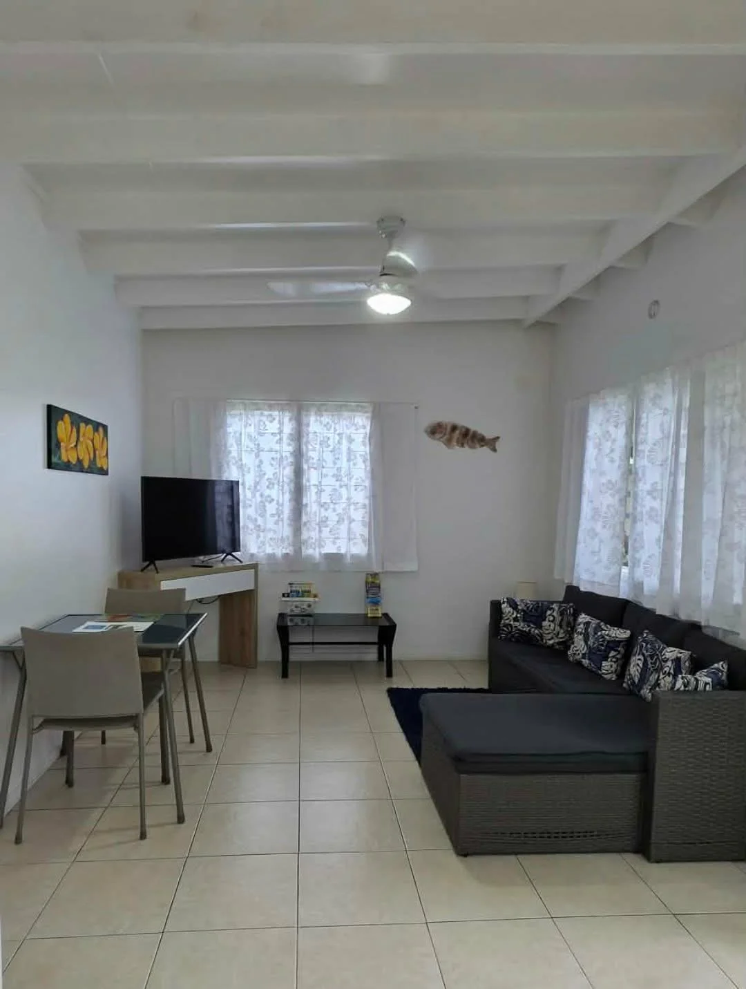 Spacious living area at Coral Sands Apartments in Arorangi, Rarotonga, featuring comfortable lounge seating, dining area, air conditioning, TV and self-contained facilities.