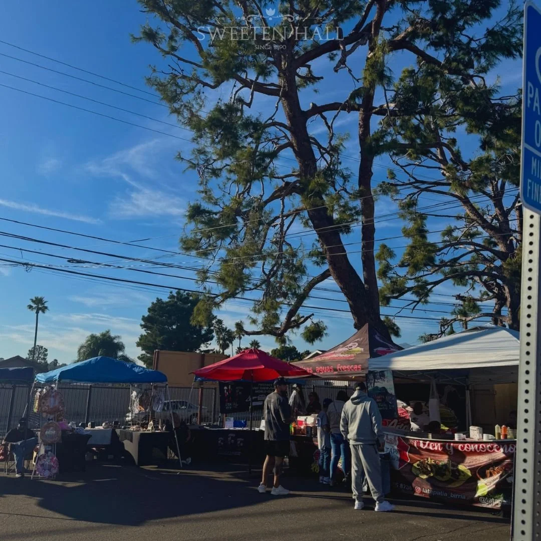 Happy Small Business Saturday! We are so lucky to be part of markets that showcase our wonderful, local vendors. 

Featured Vendors:
Outdoor Market: @shopsmallie 
Flower Stand: @simplyyyflowers 
Hot Dogs: @fred.dawgs 
Venue: @sweetenhall1890 
.
.
.
 