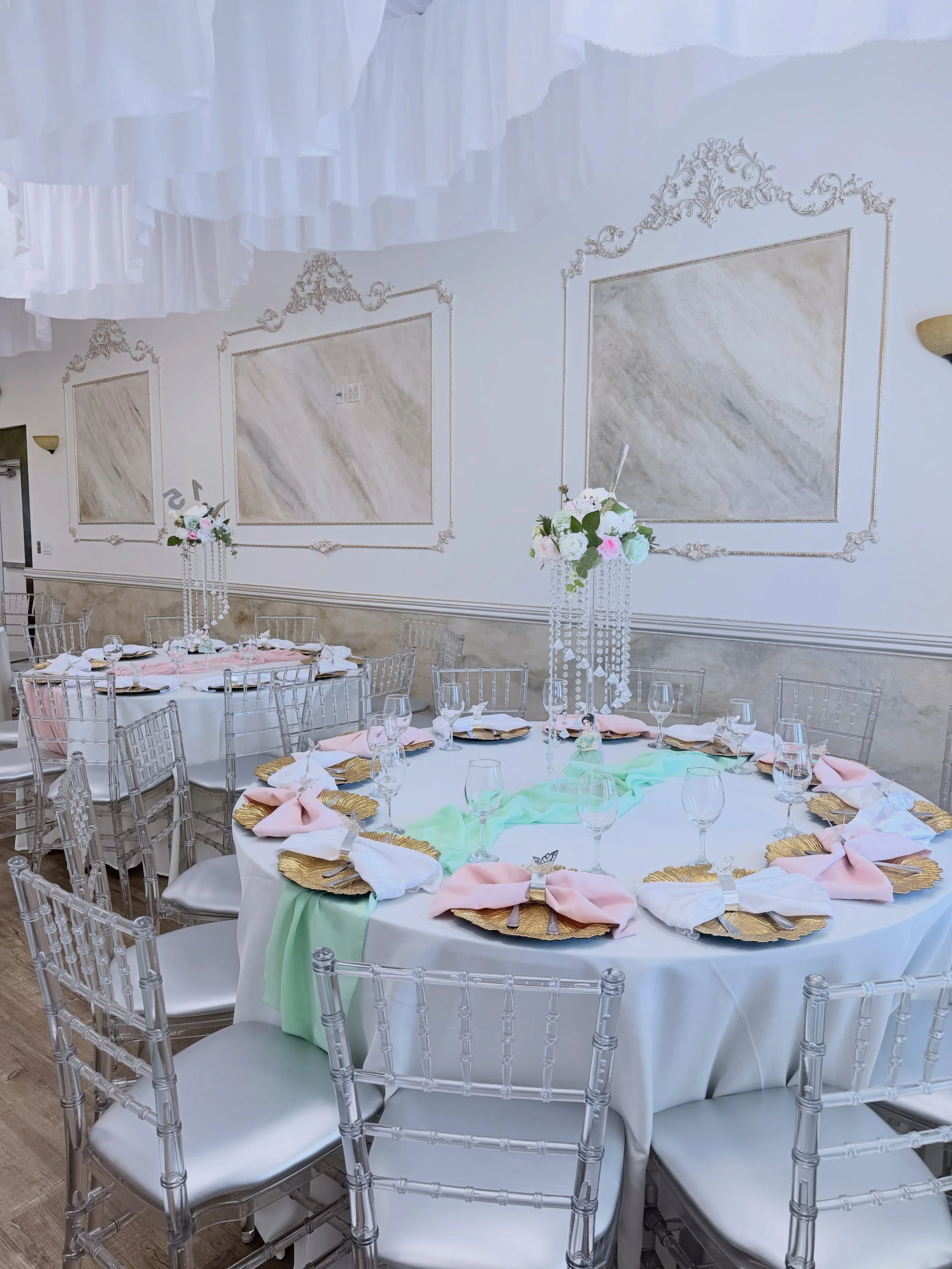 Sweet XV magic at Sweeten Hall! 

A beautiful celebration filled with soft blush tones, fresh florals, sparkling details, and an elegant setting made for an unforgettable 15th birthday. 💕👑

From the grand chandelier to every table detail, Sweeten H