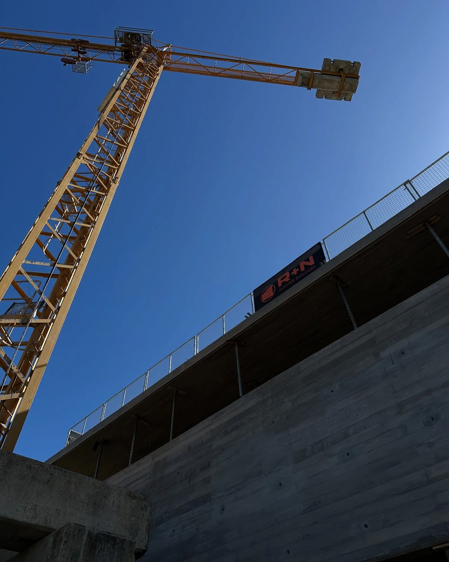 December 1st, 2023 | 4 months after our last update, and Falcon Peak has completely transformed, with the structural work of Villa Pellegrino almost complete! The next phase will see Villa Astore going up another level 🏗️