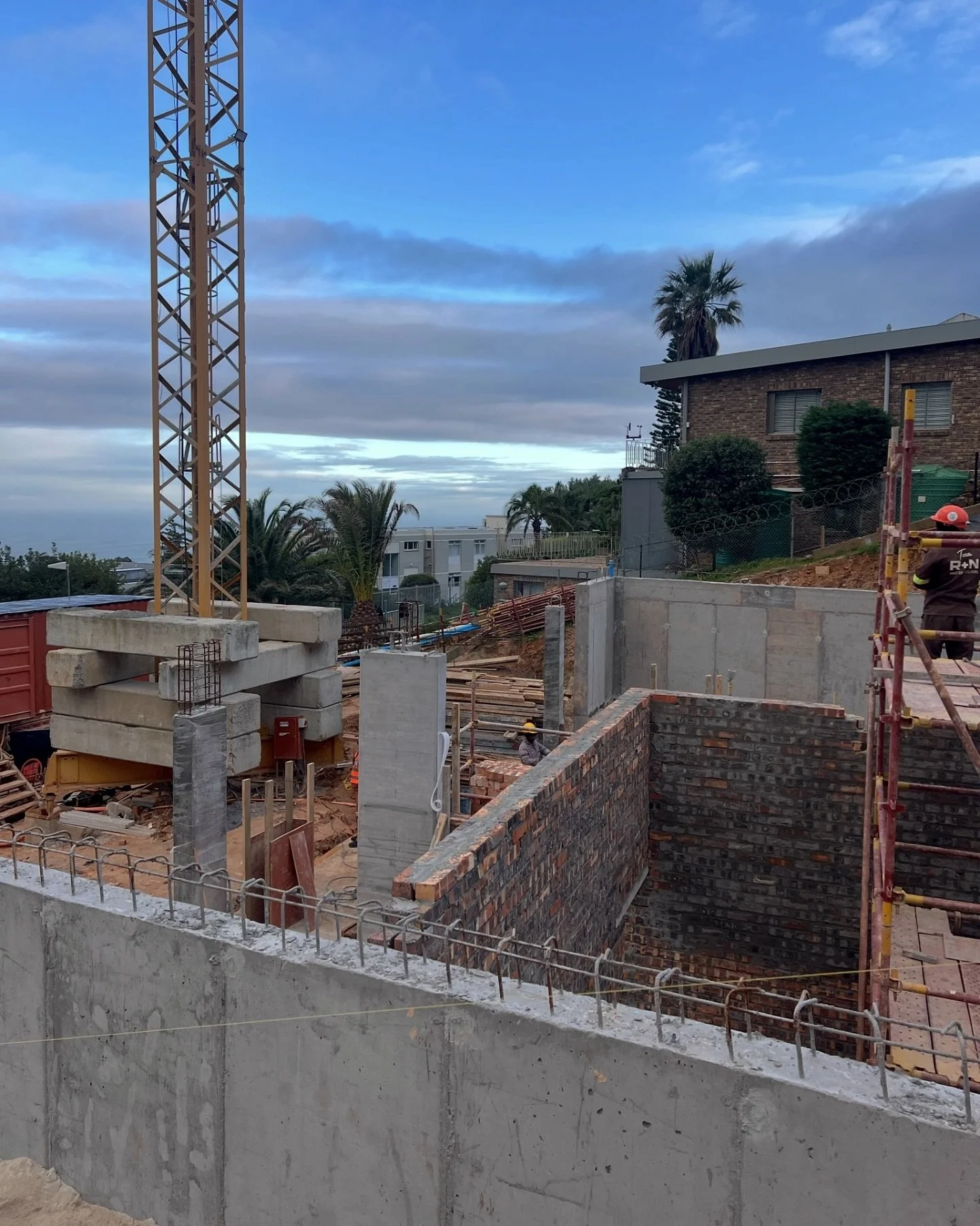 August 1st, 2023 | Progress continues as walls and structural elements of Falcon Peak take shape 🚧

&bull;
&bull;
&bull;

#foryou #foryoupage #explore #villa #luxuryvilla #construction #luxury #capetown #travel #photooftheday #reels #likeforlikes #v