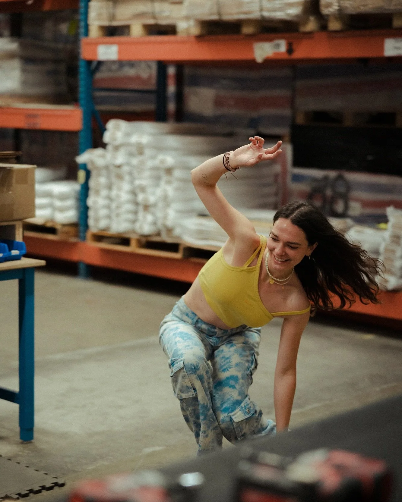 Skating in the @loadedboards warehouse: check ✔️📦🛹 (just look at the amount of BOARDS in this place, im not freaking out you&rsquo;re freaking out 🤤)

📸 @melodyshots 
🚌 @beyondtheboard_org retreat ✨