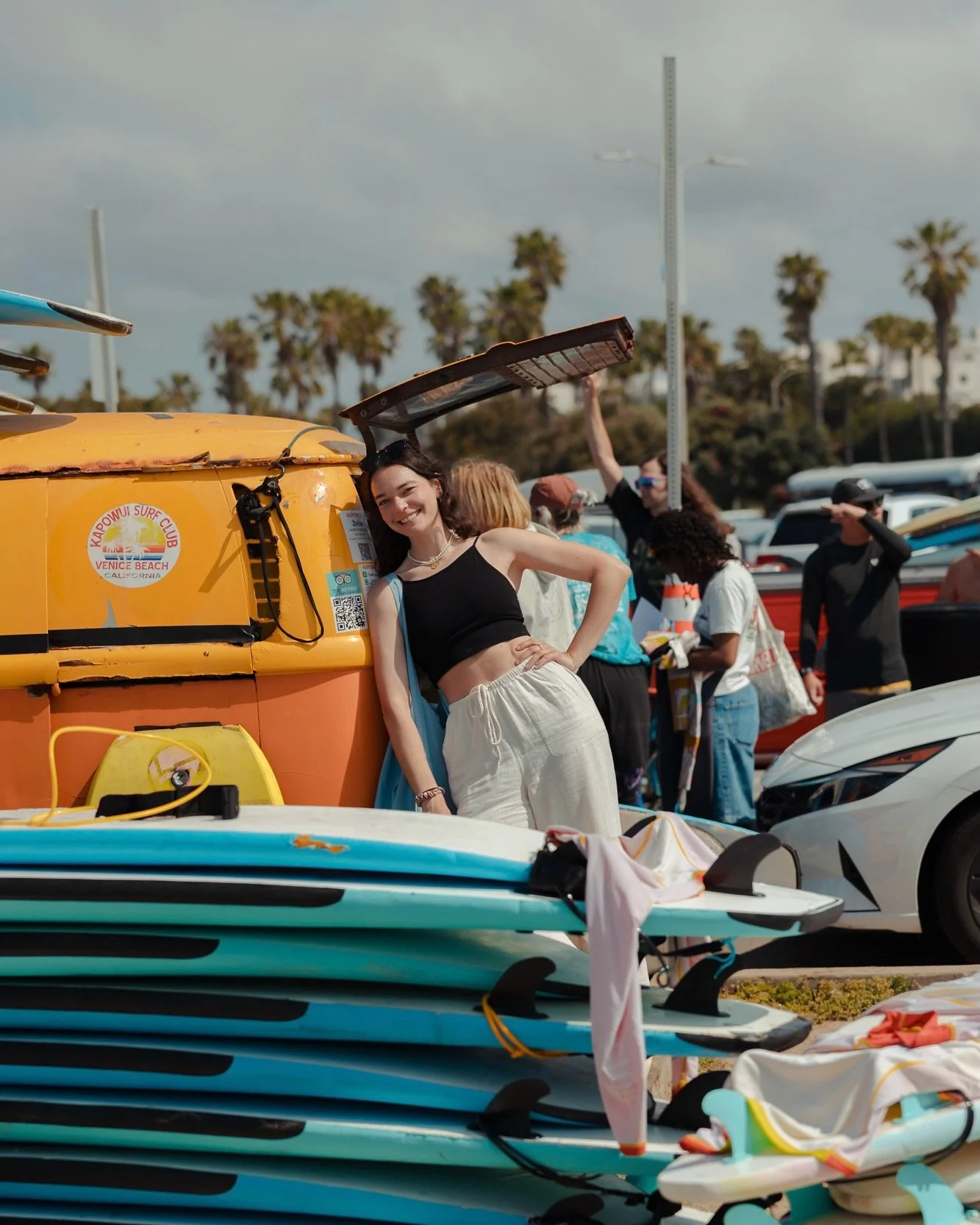 We blinked and suddenly it&rsquo;s been A YEAR since the Venice Longboard Retreat 🌴🚌🛹🌊 So ummm, shall we do this again soon or what?

🛹 @beyondtheboard_org 
📸 @melodyshots