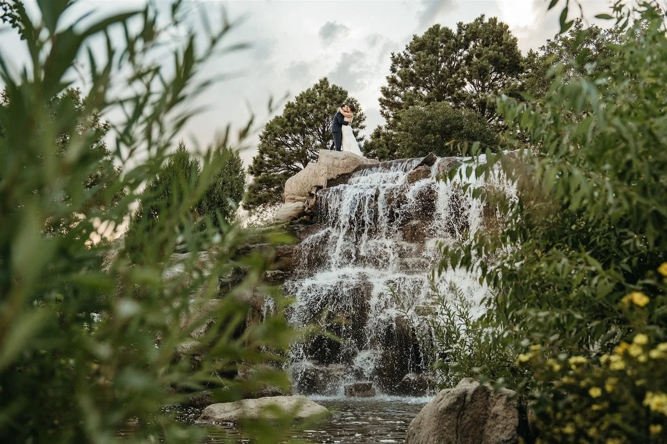 Julia + Eric sure know how to throw a party !!!
Cheers to the Paradys π₯β¨
π· // N+K
.
.
.
Venue // @sanctuarygolfcourse 
Photography // @njduncanphotography 
Social media // @sothisislovesocials 
Portrait painter // @e_sciascia_art 
Florist // @flo
