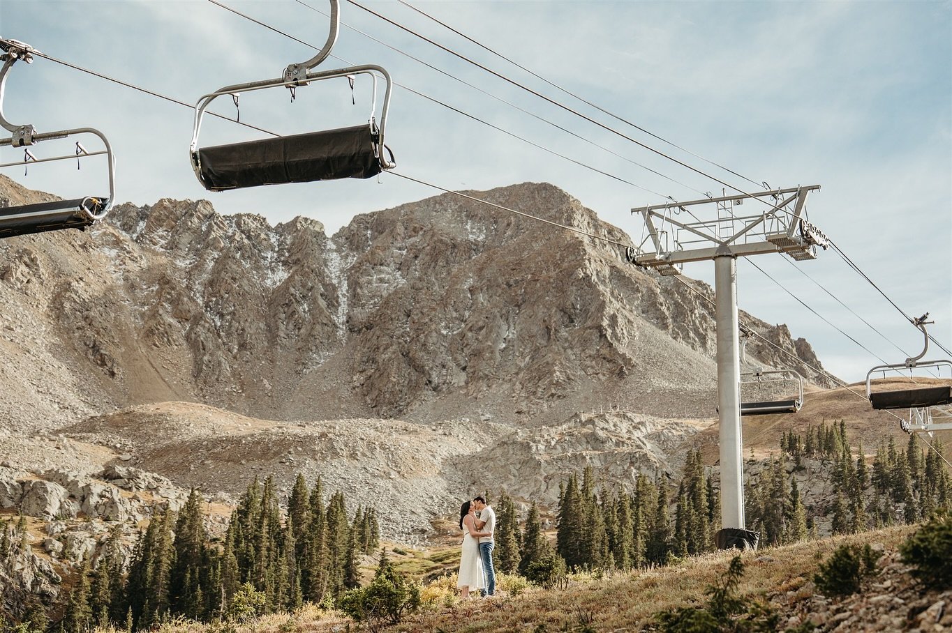 Hi @arapahoe_basin !!!

Regan + Sam have their engagement photo priorities straight 🎿✨

📷 // Kristen
.
.
.
#coloradoengagementphotographer #arapahoebasin #arapahoebasinphotographer #skiengagement #skiengagementsession #coloradoskiengagement
