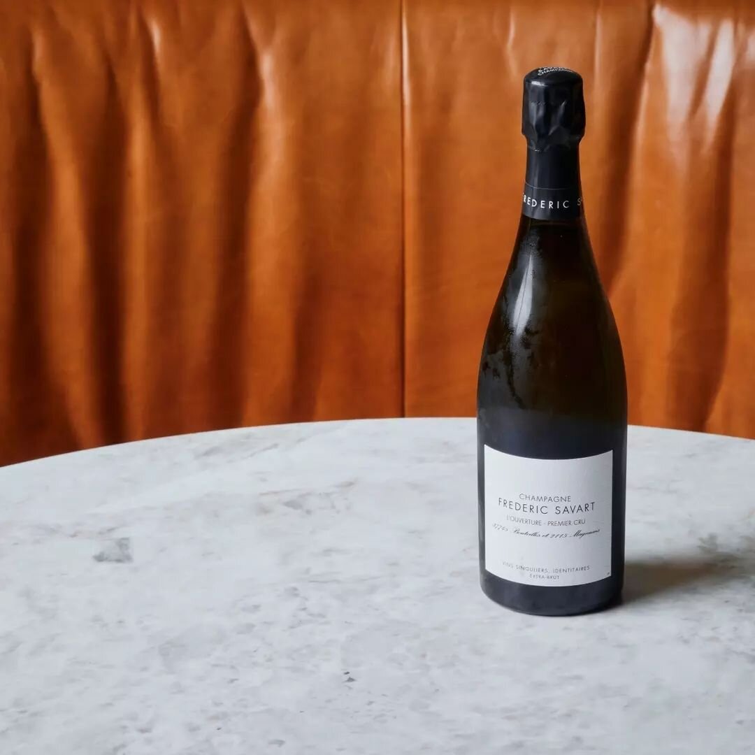 A medium-bodied, lively and fine-boned Champagne. From Fred Savart, one of the most engaging and energetic vignerons currently in Champagne. Within this bottle, you'll find flavours of white flowers, apricot, tangerine peel and citrus to make a brigh