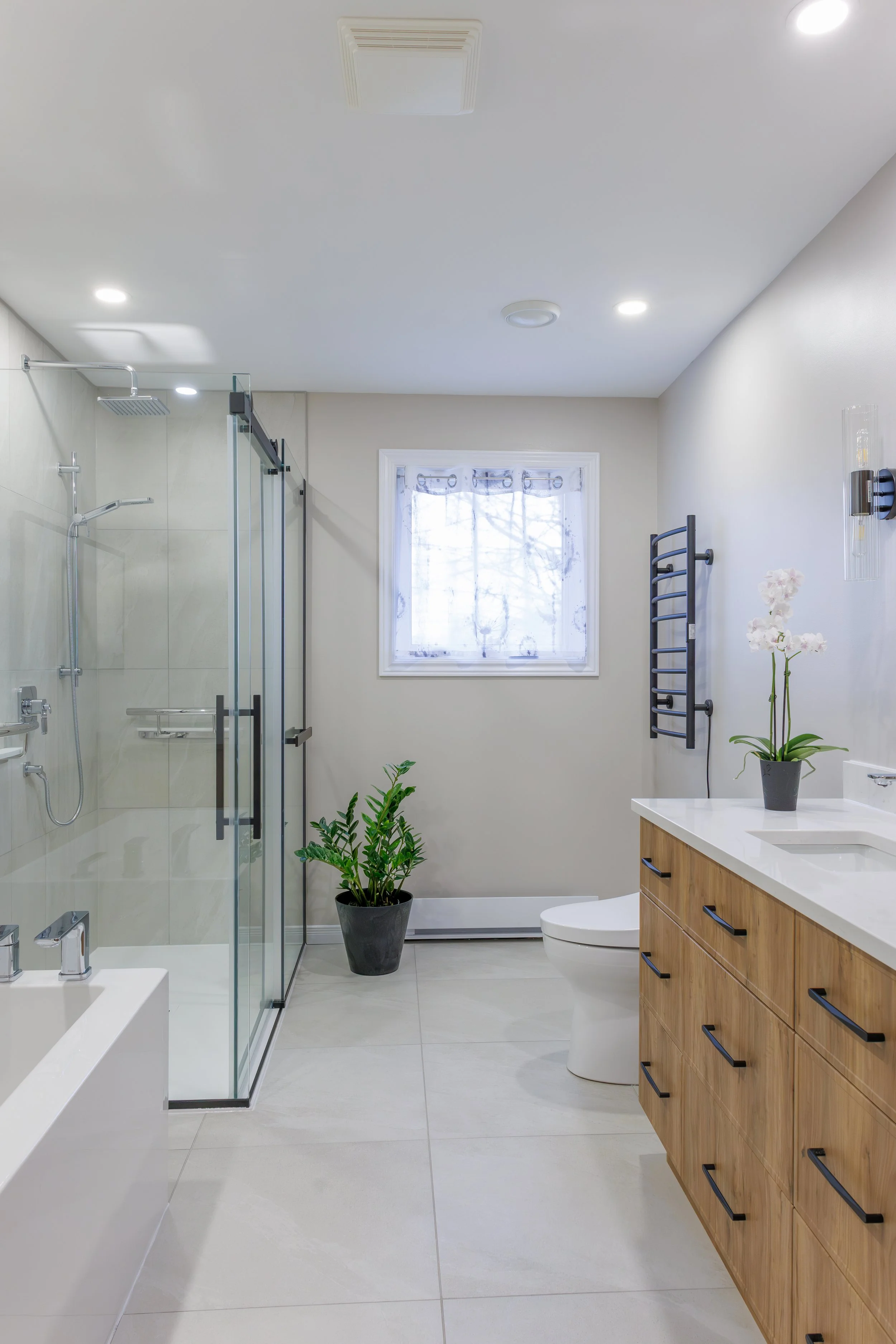 Style et fonctionnalité pour cette salle de bain à Gatineau | Photos &amp; Vidéo après rénovation