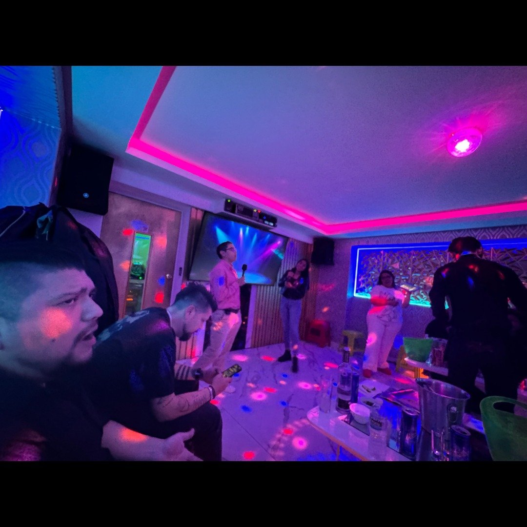 &iexcl;Bienvenidos a la Evoluci&oacute;n de Evolve CX! 🚀 Celebramos con karaoke y risas en nuestro primera fiesta de fin de a&ntilde;o! 🎉 #EvolveCX #Crecimiento #EquipoIncre&iacute;ble