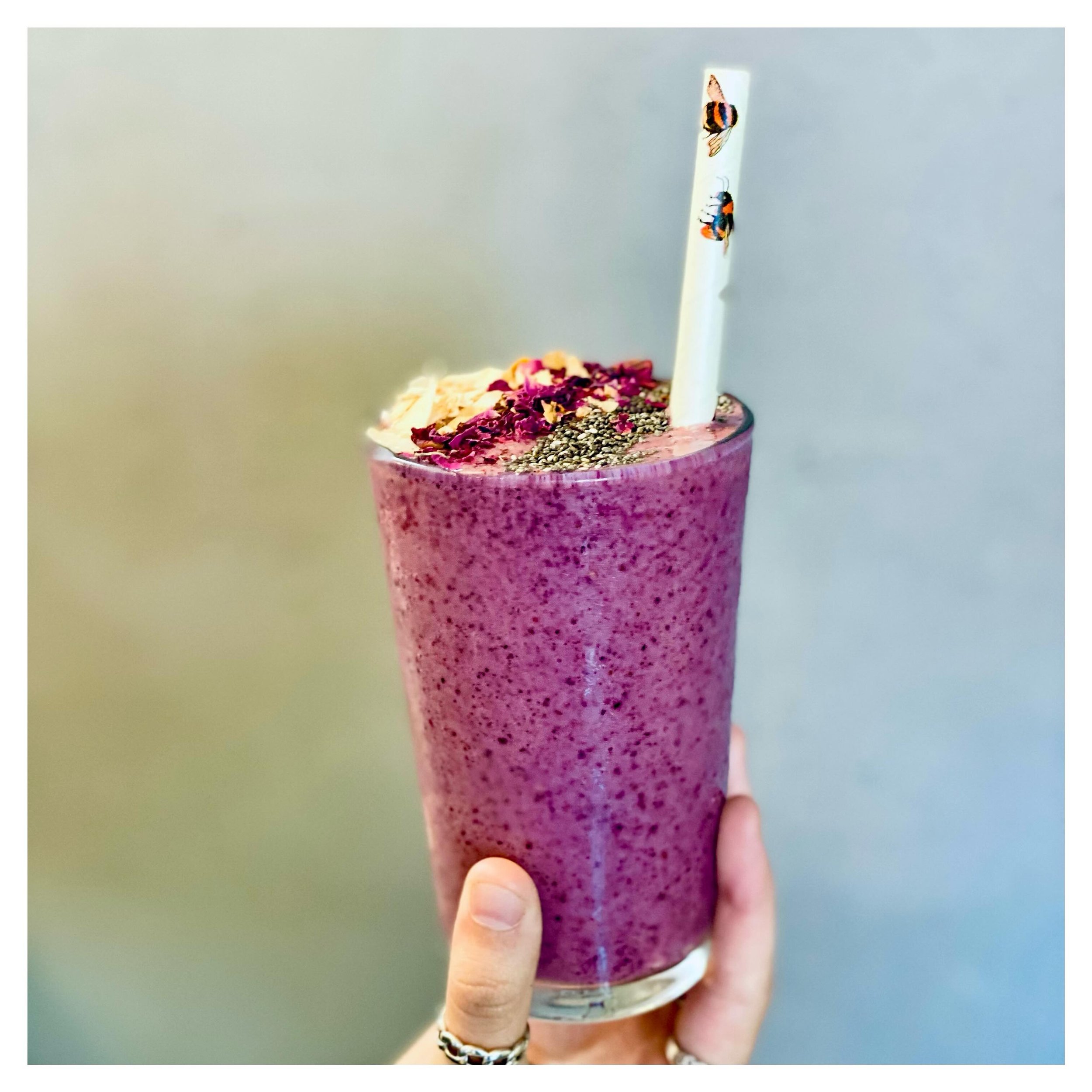 🫐 Sweet for my sweets 🫐 
School holidays are in full force, bring the gromms down for a refreshing healthy option here at @birchwood_jindabyne 
BERRY DELICIOUS 😋 
This one&rsquo;s vegan friendly too 😉 
Serving all the good stuff all day/ every da