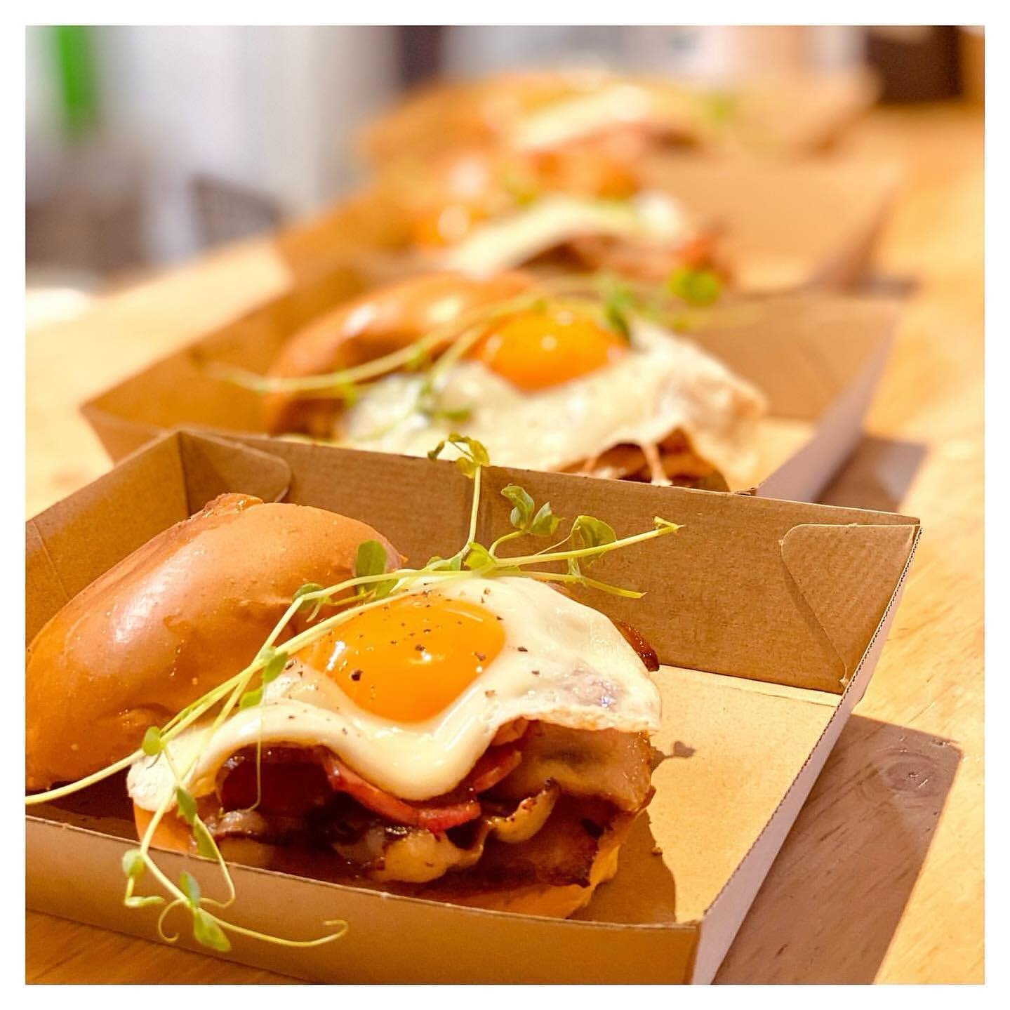 Bacon &amp; Egg Rolls for the entire family ✊🏼
Because there simply is no better way to feed the soul than filling up here at @birchwood_jindabyne
🙋🏻&zwj;♀️ Remember, you can order online (Mr Yum - link in bio) before heading in, we will give you 
