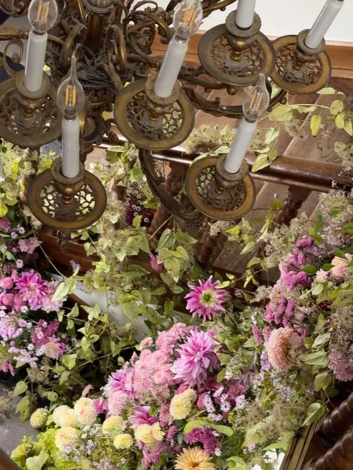 { MOMENTS within AUTUMN } 

The fireplace installation that turned into a stair moment 

Story time: this fantastic group wanted to try out a group installation on the last day. Yay, fun, let&rsquo;s center around the fireplace in the kitchen as it t