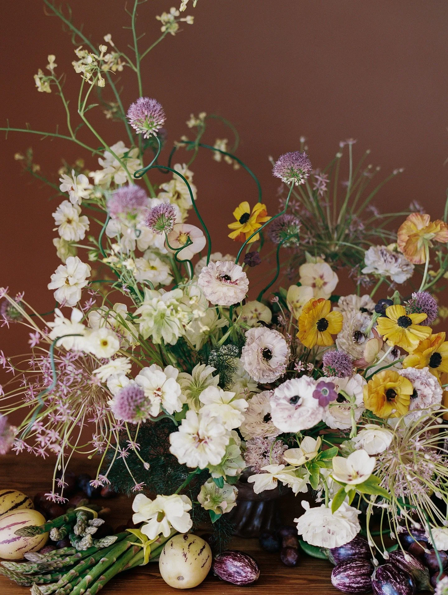 As Rachael @sirenfloralco &amp; I have been scheming ideas for our February workshop on tablescapes, I&rsquo;ve been thinking a lot about this particular area of the medium &amp; why it&rsquo;s so enchanting. 

While I&rsquo;ll always adore bouquets,