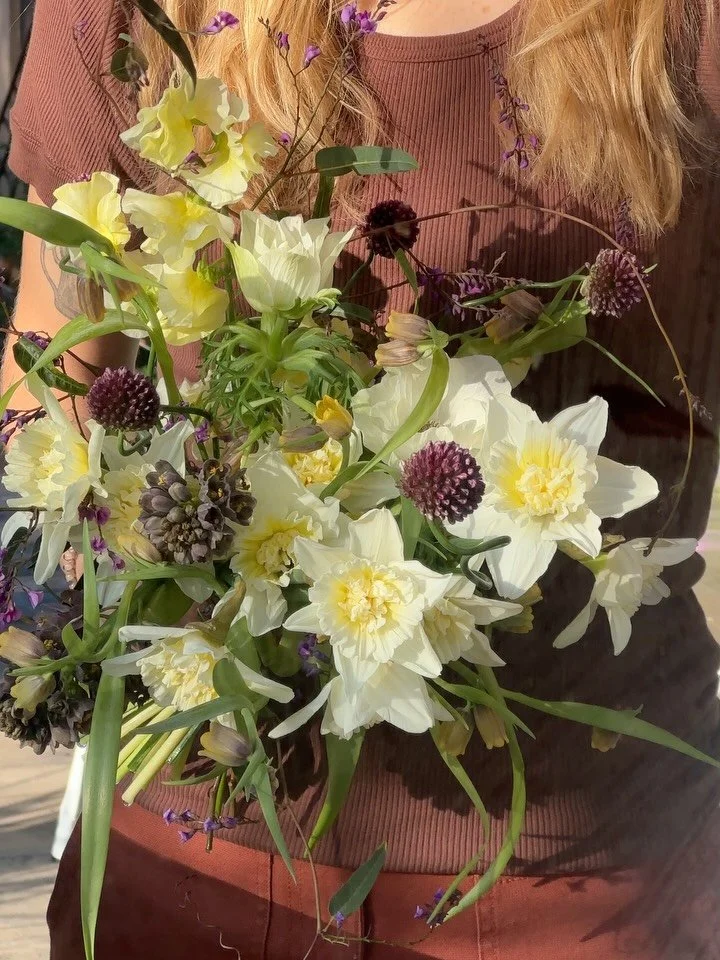 A bouquet from San Diego a while back, I&rsquo;m SO excited to be back the next few weeks, mainly for the Floral Storytelling workshoppppp with my gal @sirenfloralco 

I love these photos because I have definitely learned a lot through trial &amp; er