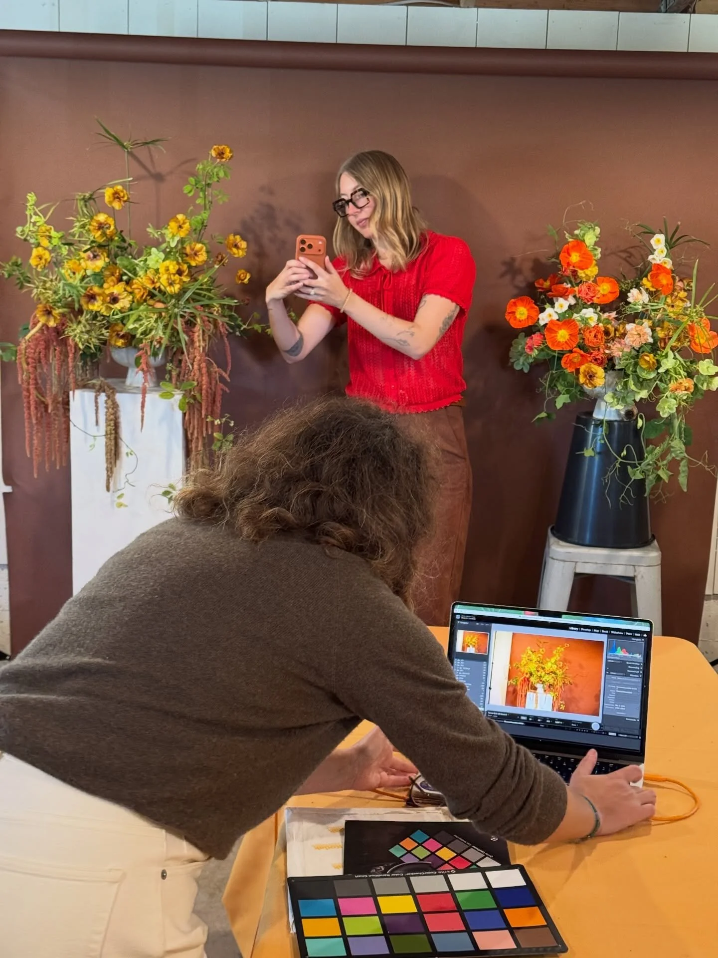 FLOWERS IN FOCUS // wow wow what a week with my gals @borrowedgarden &amp; @pompelmoooo 

While I thought I may be exhausted after this workshop week- I came home &amp; danced in my studio as I cleaned. Doing a workshop with some of your best friends