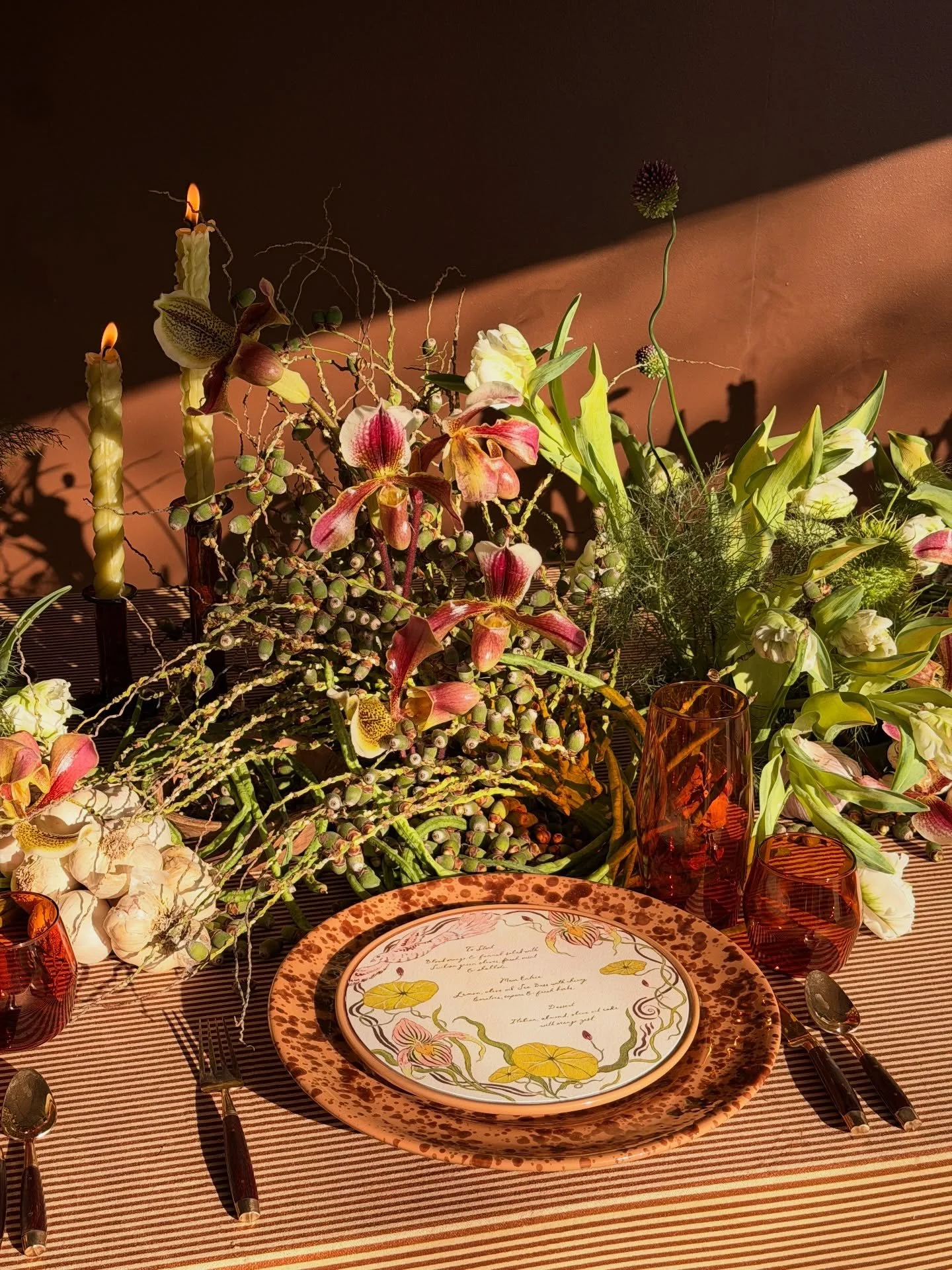 1:1 MENTORSHIP // @chezwhateverflowers came up from San Diego &amp; we flowered our hearts out! 

I was really excited about this one because the inspo Annelise showed me was a little bit more moody, a bit more modern with a slight funky twist, so I 