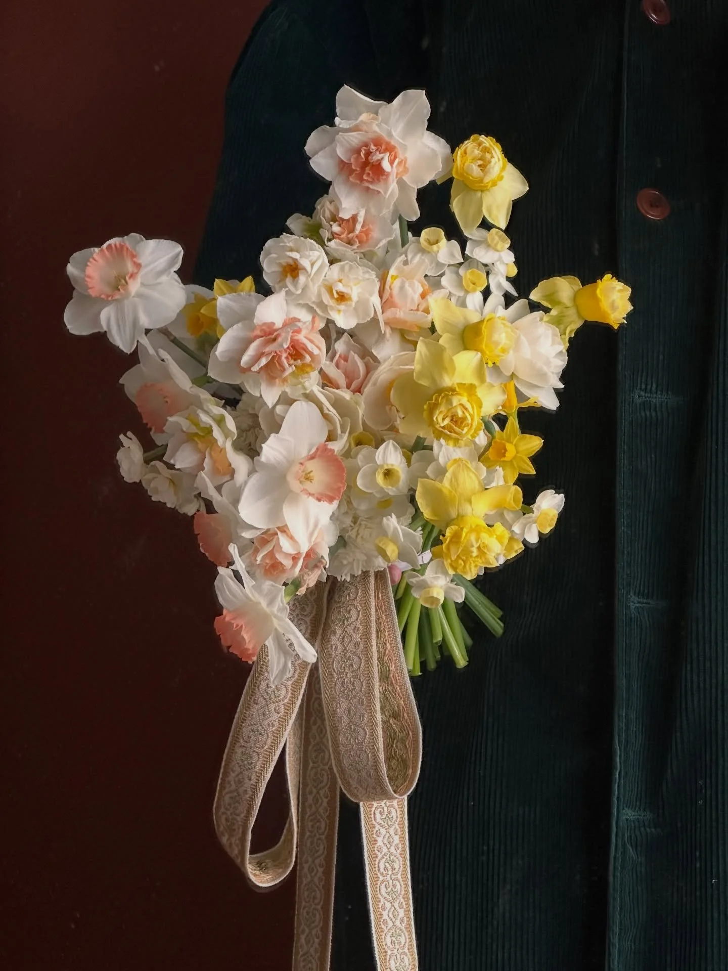 If you know me you know I&rsquo;m obsessed with daffodils 

They have already passed their prime in my zone, but I was reminded recently of this bouquet from last year as it was reimagined into a stunning paper art piece by @justinafreel (so check ou