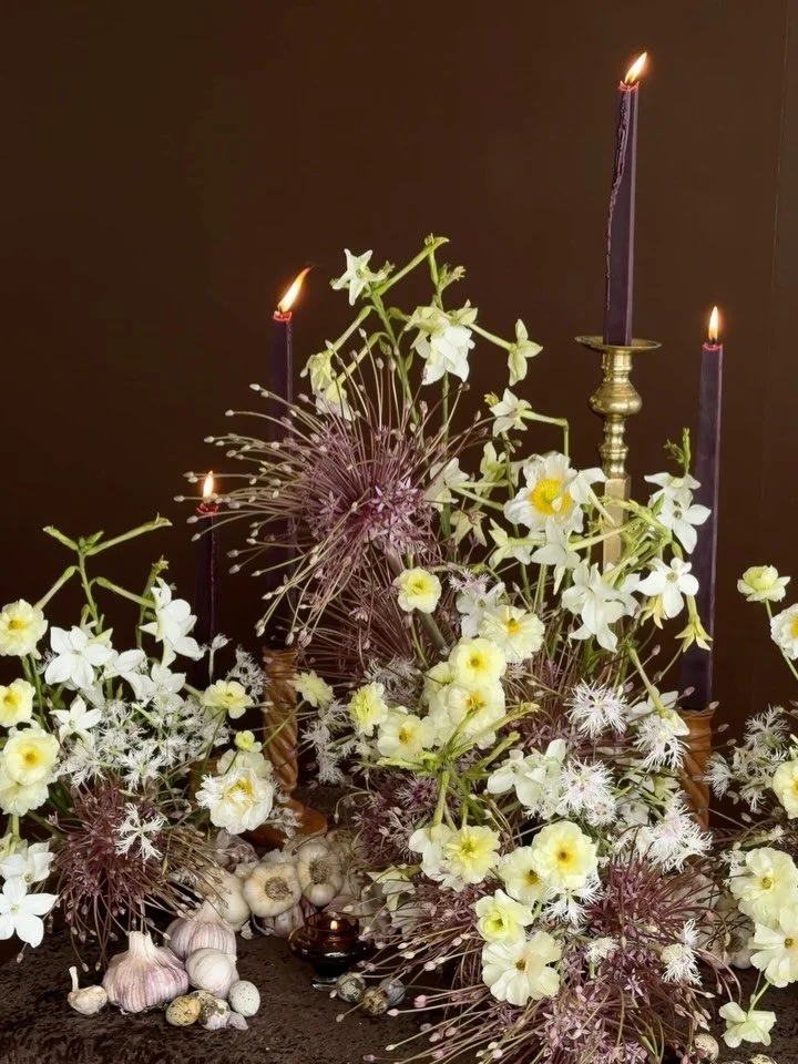 MENTORSHIP // with the wonderful @mackenzienancarrowdesigns 

This gal knows her stuff, &amp; it was so fun to be a small part of her &ldquo;Florist Hacks&rdquo; series while we designed together! 

One of those hacks seen here- we needed just a few 