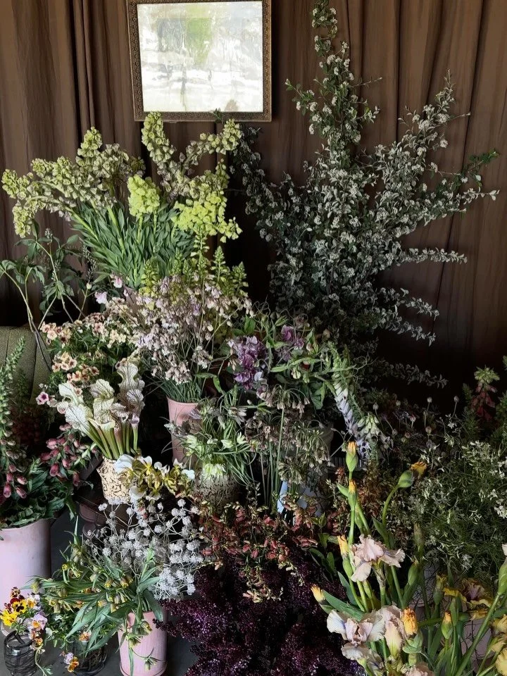 MENTORSHIP // with the lovely @gardenafloral 

This was my last one of the entire spring so we went HARD with all of the best blooms. Heaps of amazing special finds from @californiabayflowercollective including foxglove that BLEW MY MIND, allium, iri