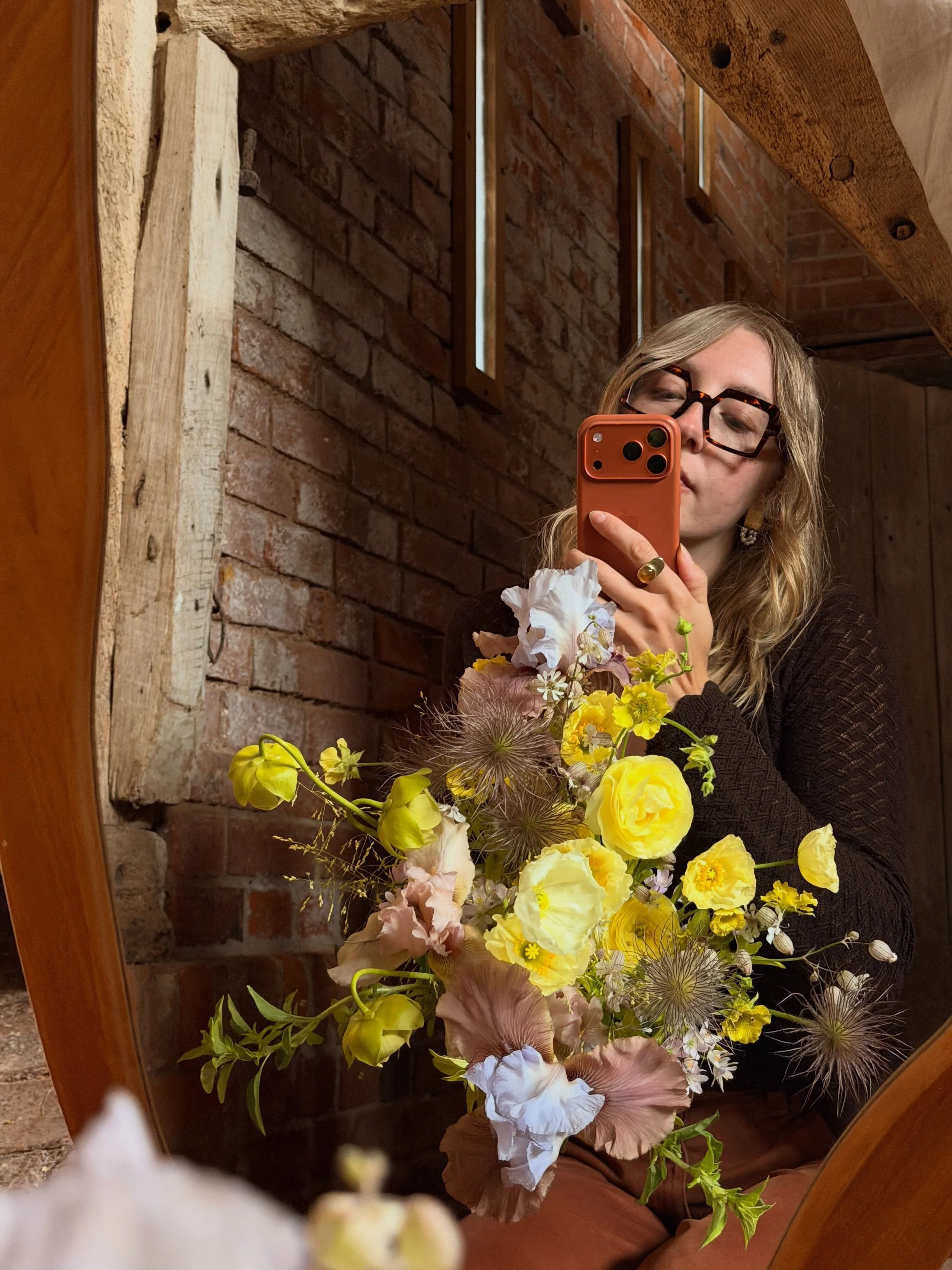 England recap!! 

Soooo it was a busy week &amp; we packed so much in, but here are the highlights: 
+Bearded Iris frolicking with @fallsandstandards_ 
+Co-teaching with @vervainflowers in their beautiful studio 
+The Chelsea Flower Show 
+Museum wan