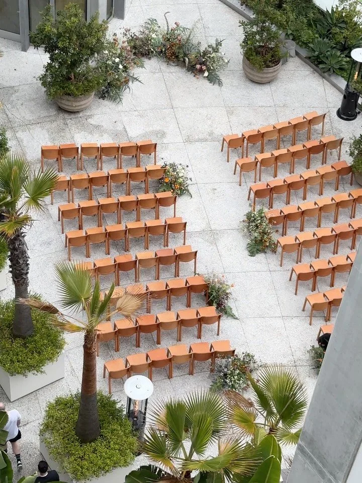 Springtime = the best weddings of all. The flowers are just soooo magical, this installation was specifically designed to mimic the California hillsides in spring. Grass mixed with oranges, purples, even touches of blues 

From May 2025 with @moonvel