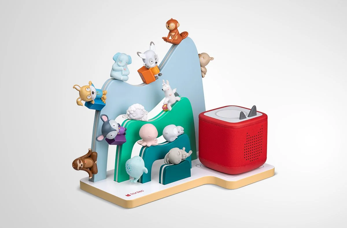 Regal für Tonies Figuren in der Form einer Hügellandschaft, mit roter Tonies Box