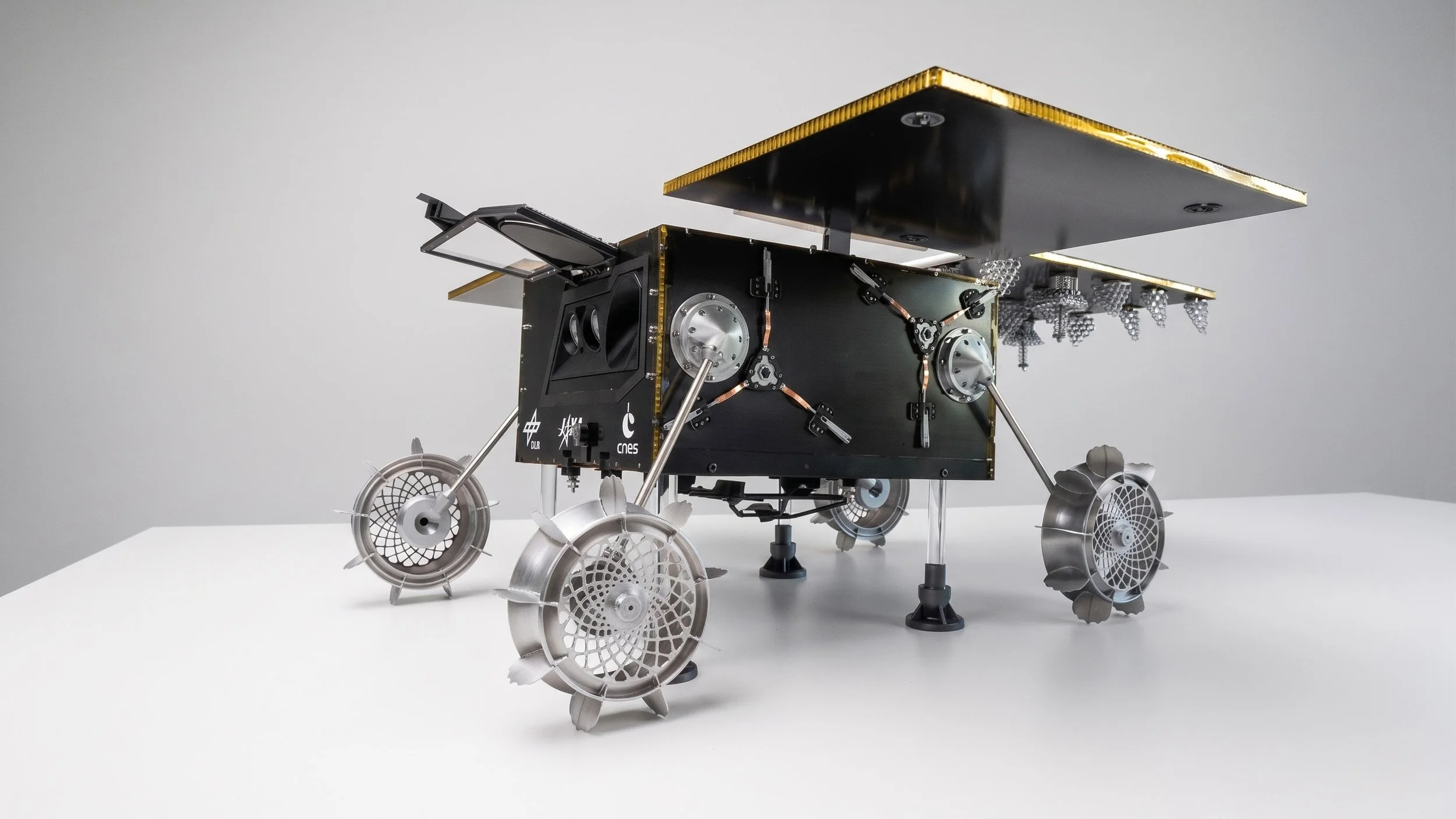 yellow-design-esa-dlr-rover-space-idefix-moon-set-up-model-plain-02.jpg