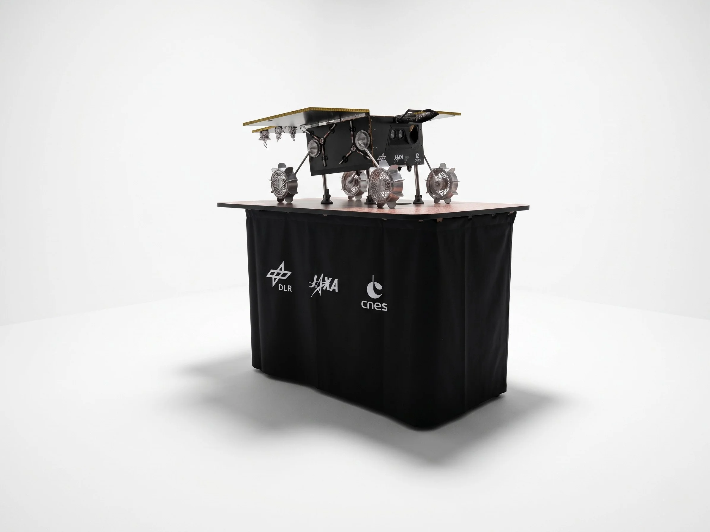 yellow-design-esa-dlr-rover-space-idefix-moon-set-up.jpg