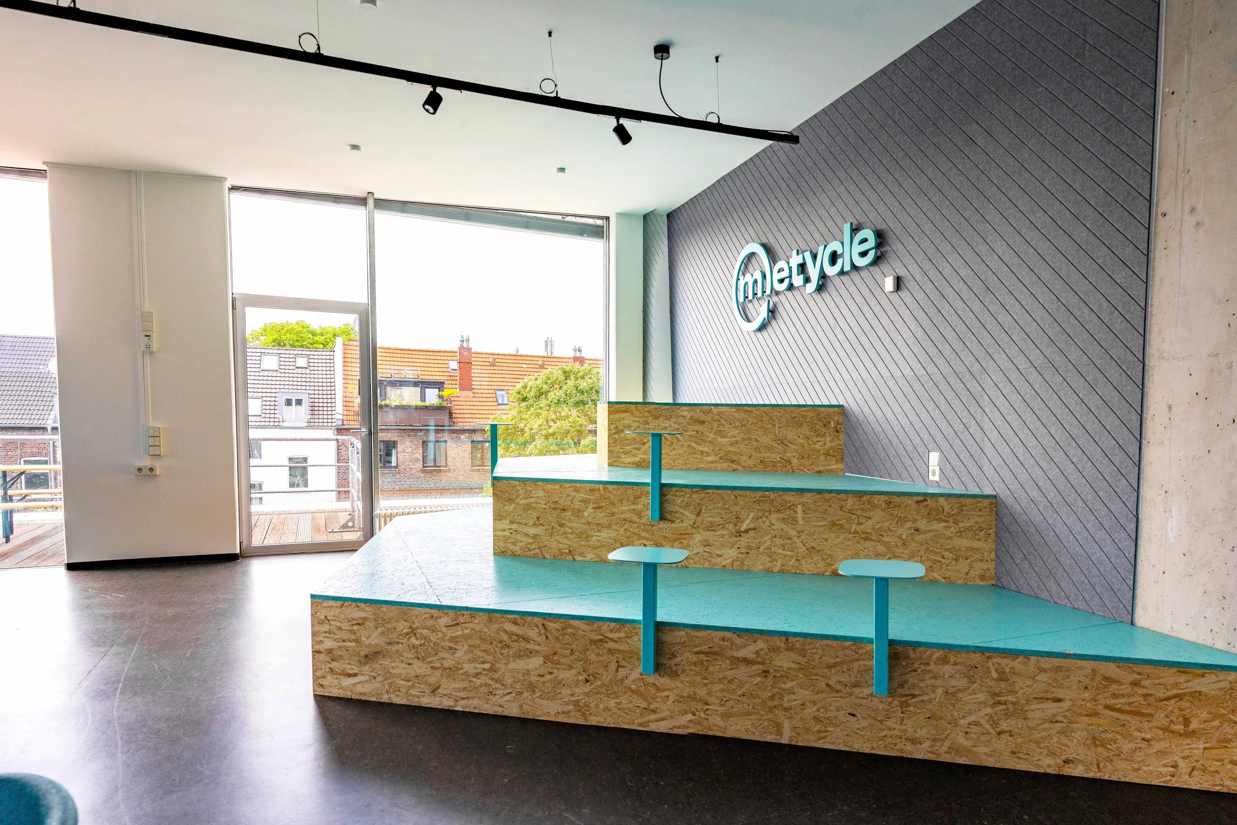 yellow-design-metycle-space-spatial-office-social-hub-podest.jpg