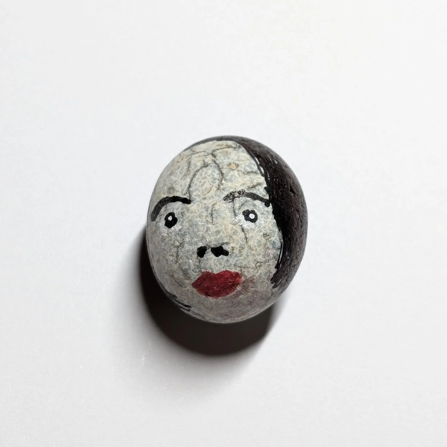 'Little Ms' is my entry to the @canalboatcontemporary Miniature Masters. She's from Whitstable, is a deep thinker, a bit of a worrier (and a warrior). She measures 3cm x 2cm

#miniaturemasters
#canalboatcontemporary
#opencall