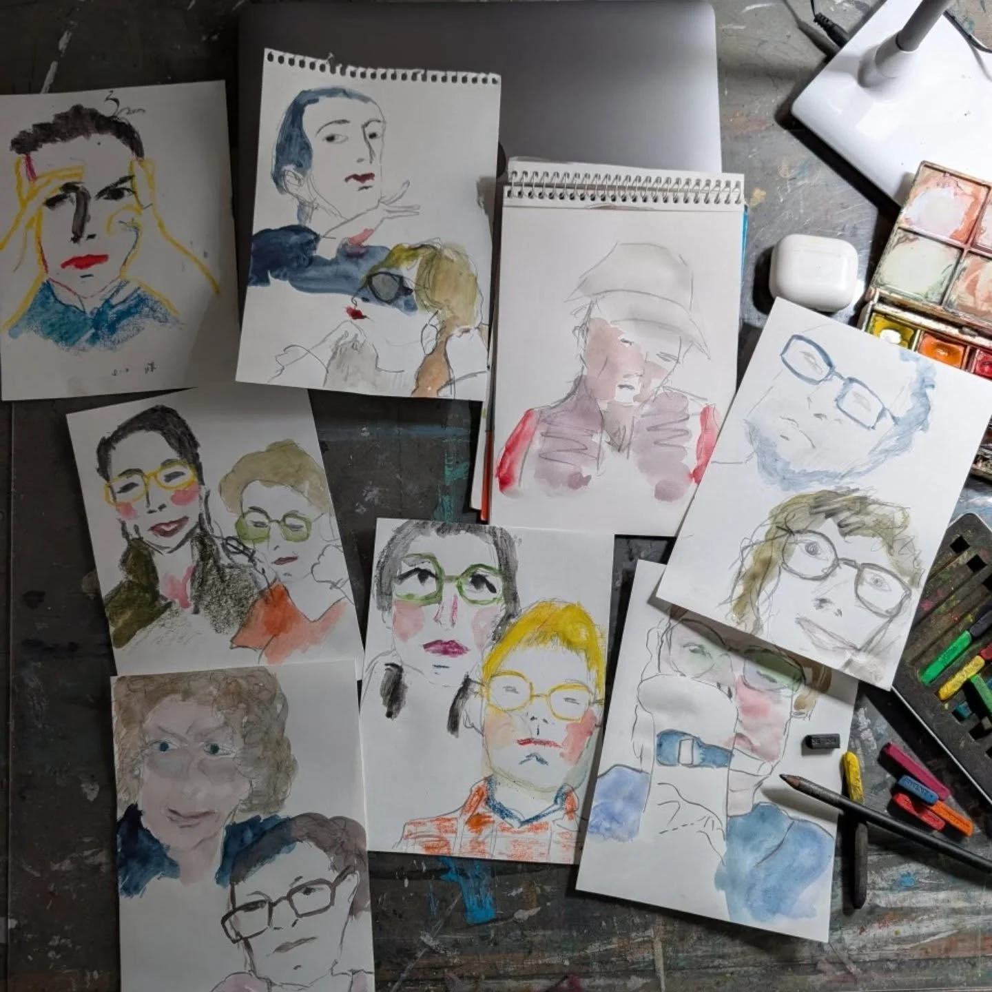 I had such fun this morning in the @drawingisfree_org session. Intense, gouache, pencil, charcoal, I threw it all in there!! Thank you Chloe, thank you models. Always such a tonic 💙