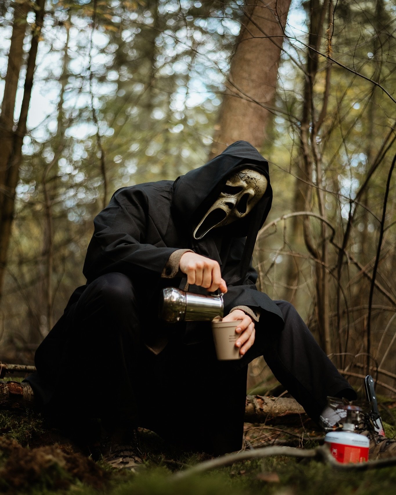 Selbst ein Serienkiller braucht mal Urlaub! 🍂👻 Mr. Ghostface genie&szlig;t die Ruhe im Wald, streift durch das Laub, sammelt Pilze und schl&uuml;rft gen&uuml;sslich seinen Kaffee... Doch als Halloween naht und pl&ouml;tzlich ein paar ahnungslose Pi