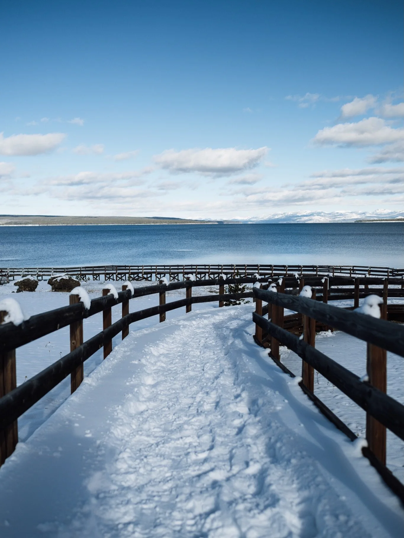Merry Christmas everyone 🎄🎅🏽❤️

Keine wei&szlig;e Weihnacht zuhaus, aber zum Gl&uuml;ck durfte ich dieses Jahr schon die sch&ouml;nste Schneelandschaft sehen. Ein paar meiner liebsten Winter-Bilder ❄️🩵

#yellowstonenationalpark #yellowstone #niko