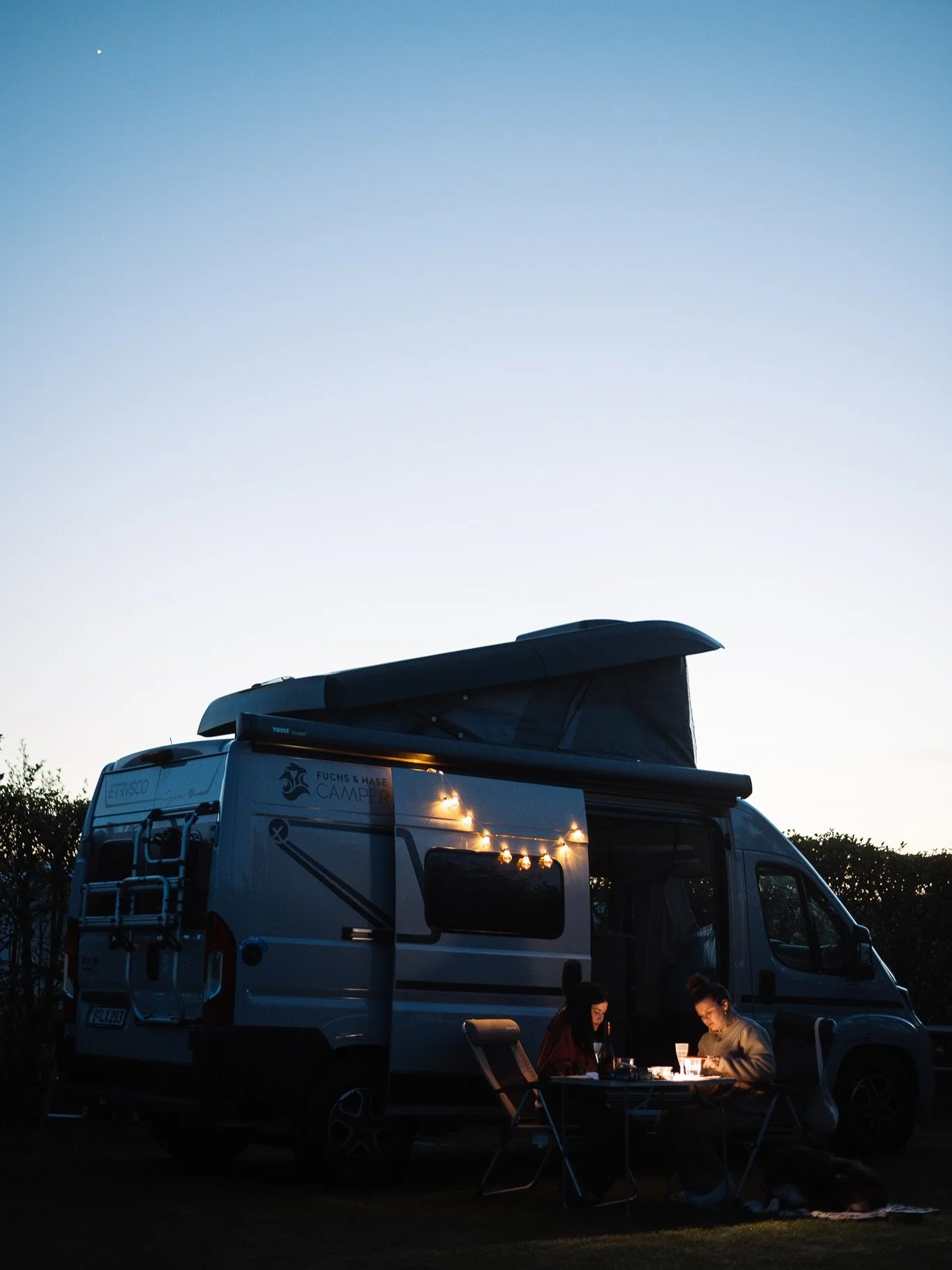 Genau wegen solcher Momente ist und bleibt Campen meine liebste Art zu reisen 🚐🏕️🤍

Ein paar der Bilder, die ich f&uuml;r @fuchs_und_hase_camper fotografieren durfte. 🙌🏽 

#campinglife #vanlife #germanphotographer #nikondach #lightloovers #nikon
