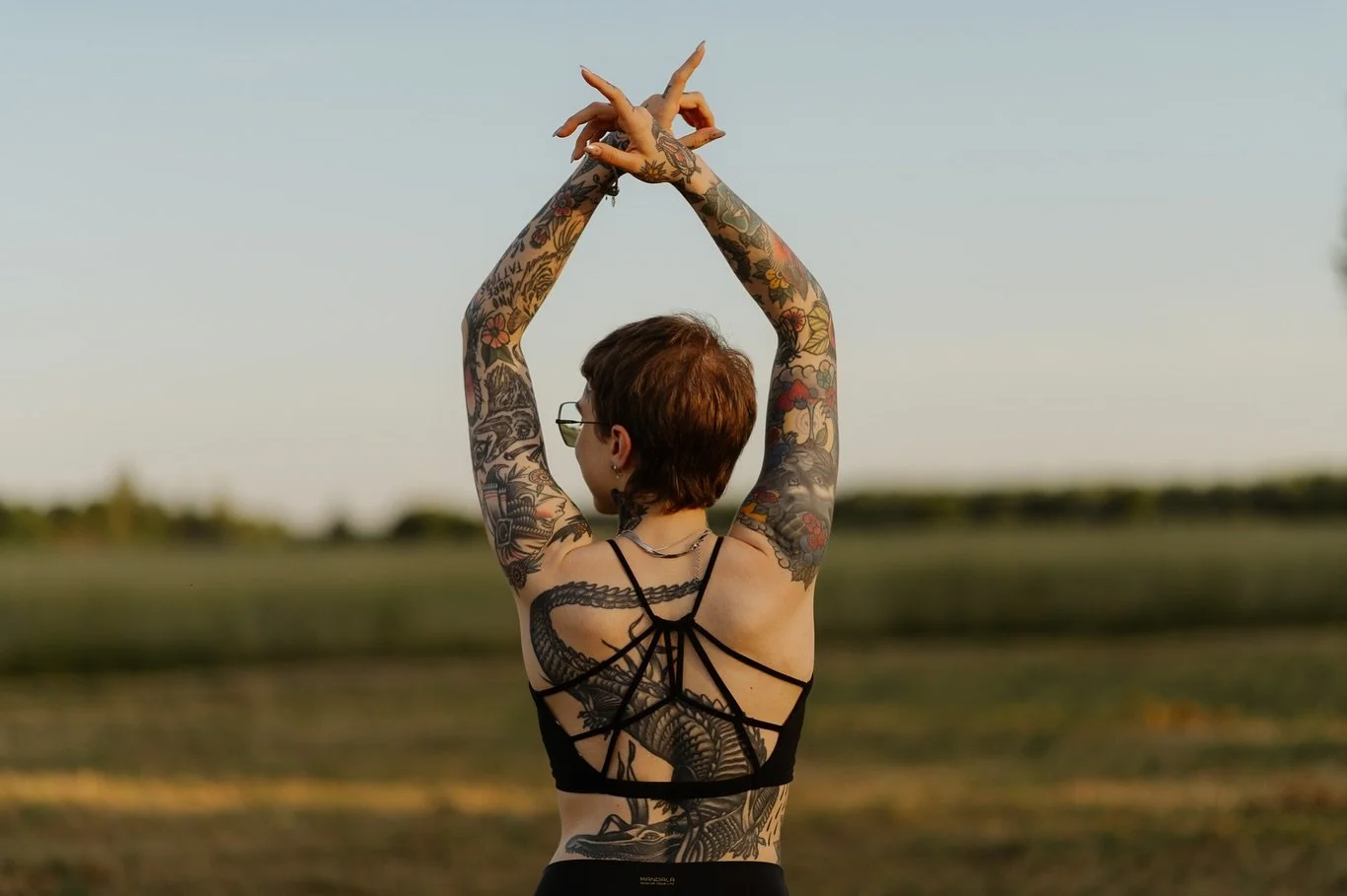Namast&eacute; 🧘🏻&zwj;♀️ Ein paar der Bilder, die ich f&uuml;r die wundervolle @sophieflows_yoga geknipst habe. 

#portrait #yogaphotography #nikondach #nikon #forevermagazine