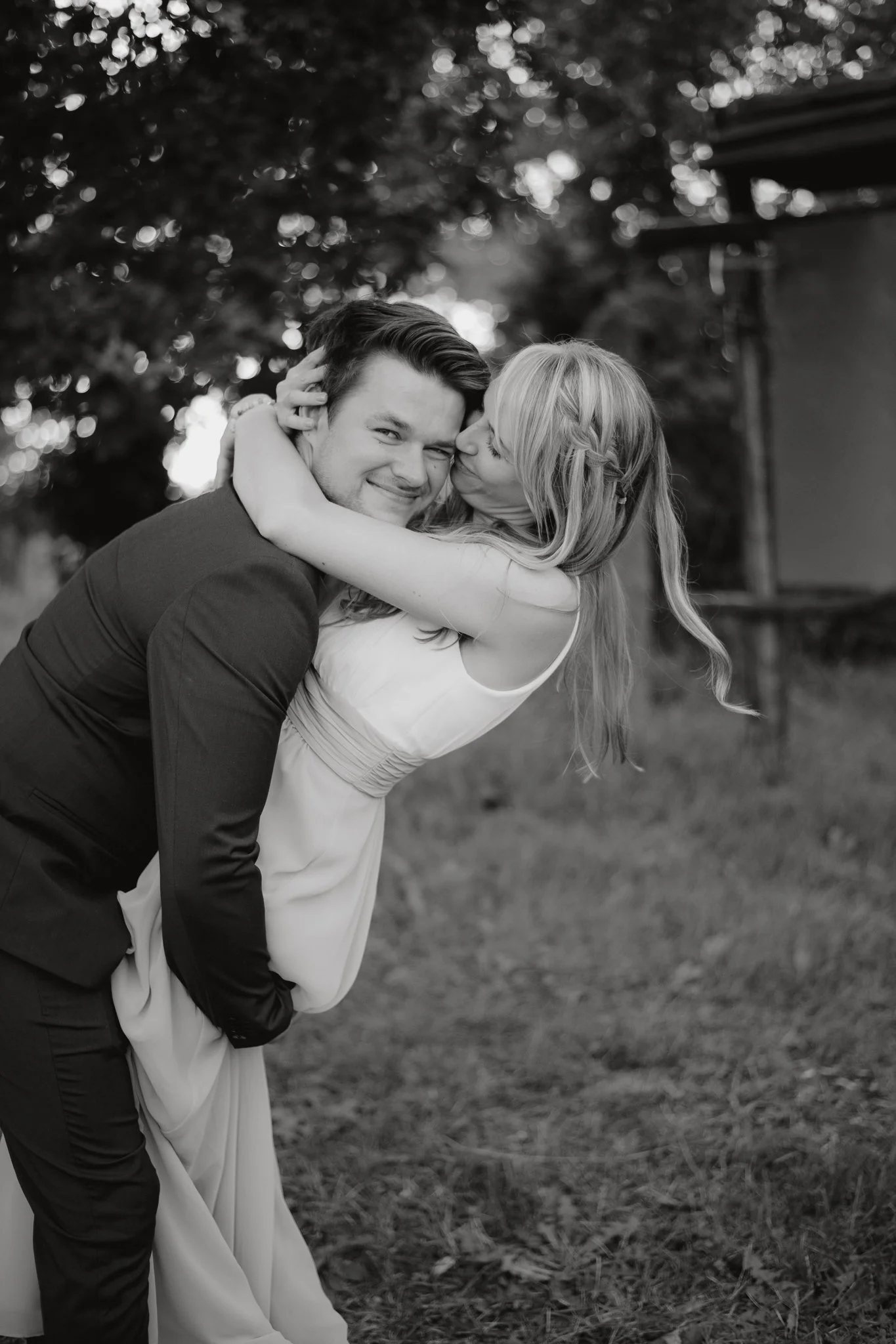 Lächelndes Paar in formeller Kleidung im Freien – Paarfotografie Schwarzweiß Berlin