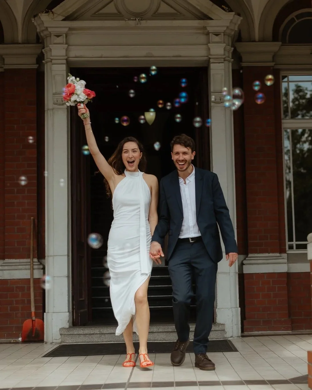 Brautpaar beim Auszug unter Freude & Seifenblasen – Hochzeitsreportage Brandenburg