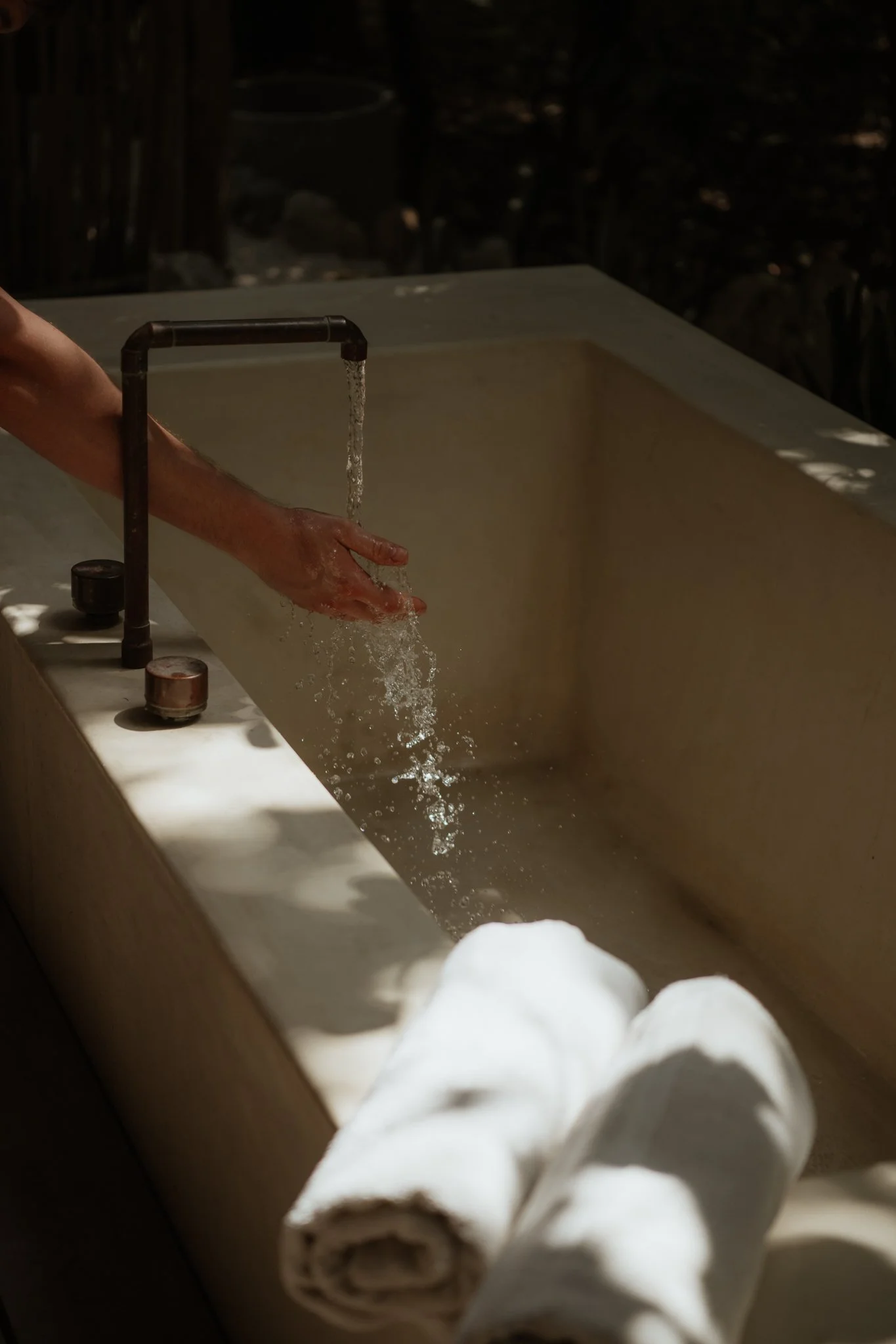 Hand unter Wasserhahn in Badewanne – Lifestyle / Alltag
Tourismus