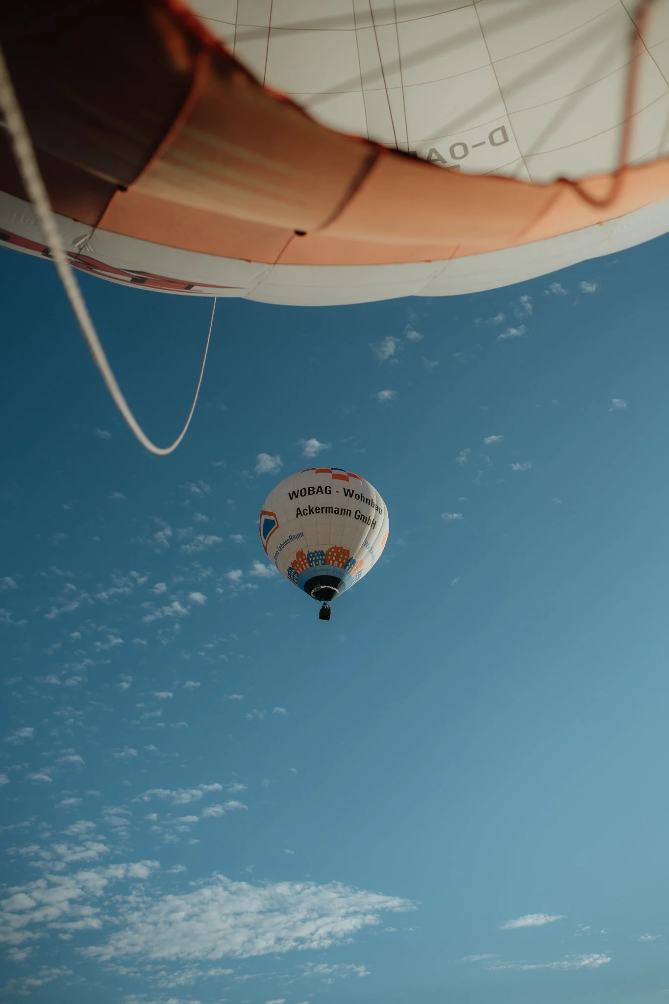 Heißluftballon am blauen Himmel – Reisefotografie