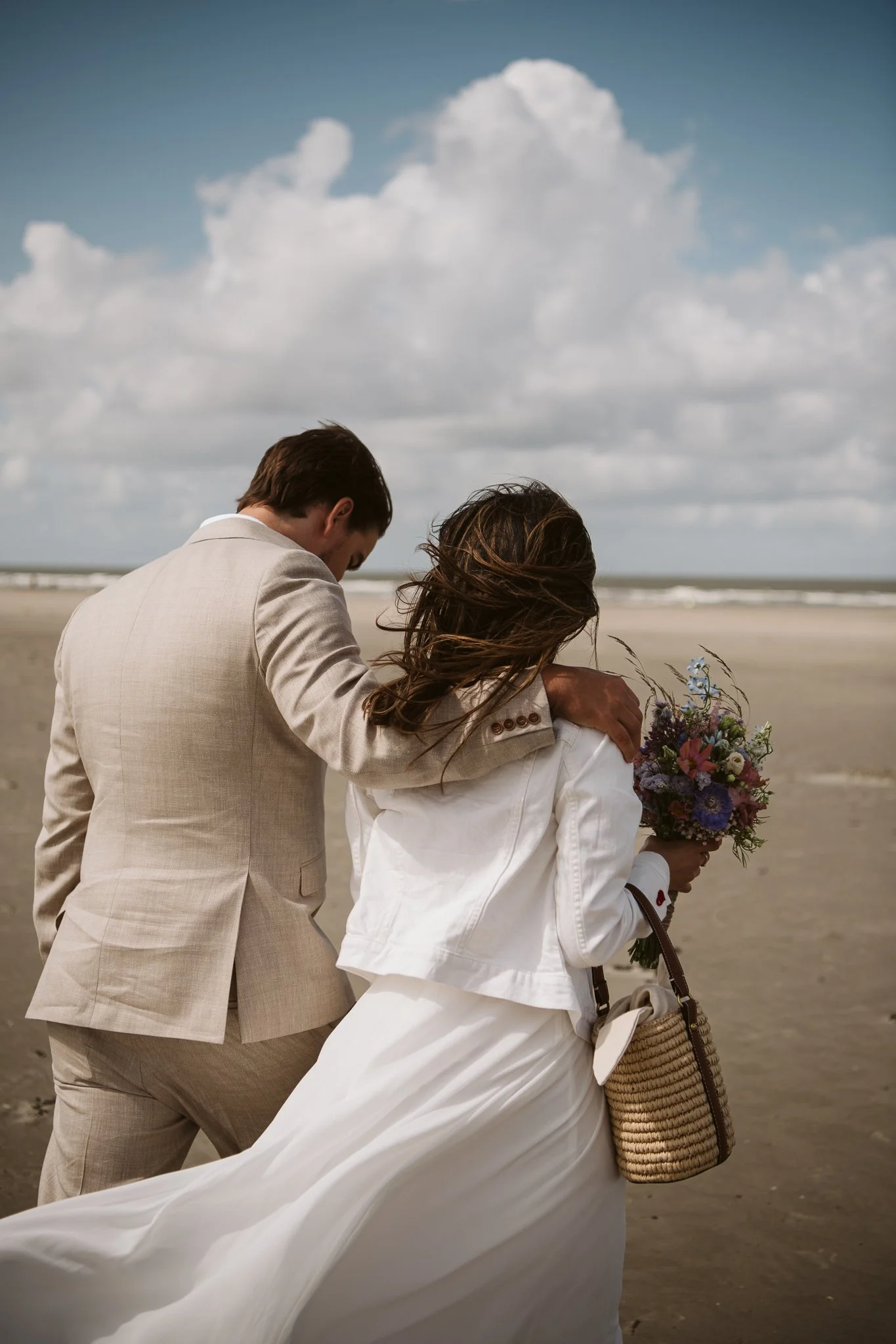 Brautpaar umarmt sich am Strand – Hochzeitsreportage Brandenburg