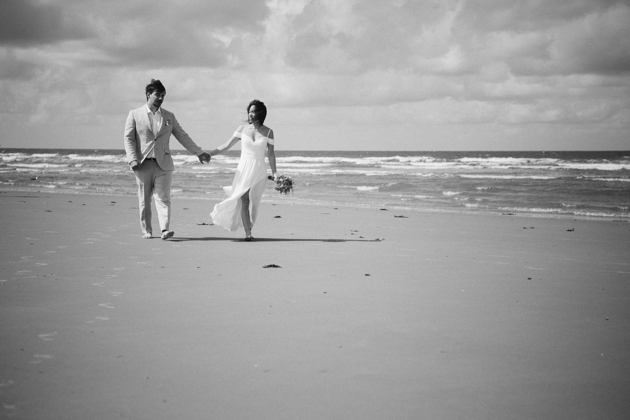 Hochzeitspaar am Strand – Reportagefotografie Hochzeit Berlin